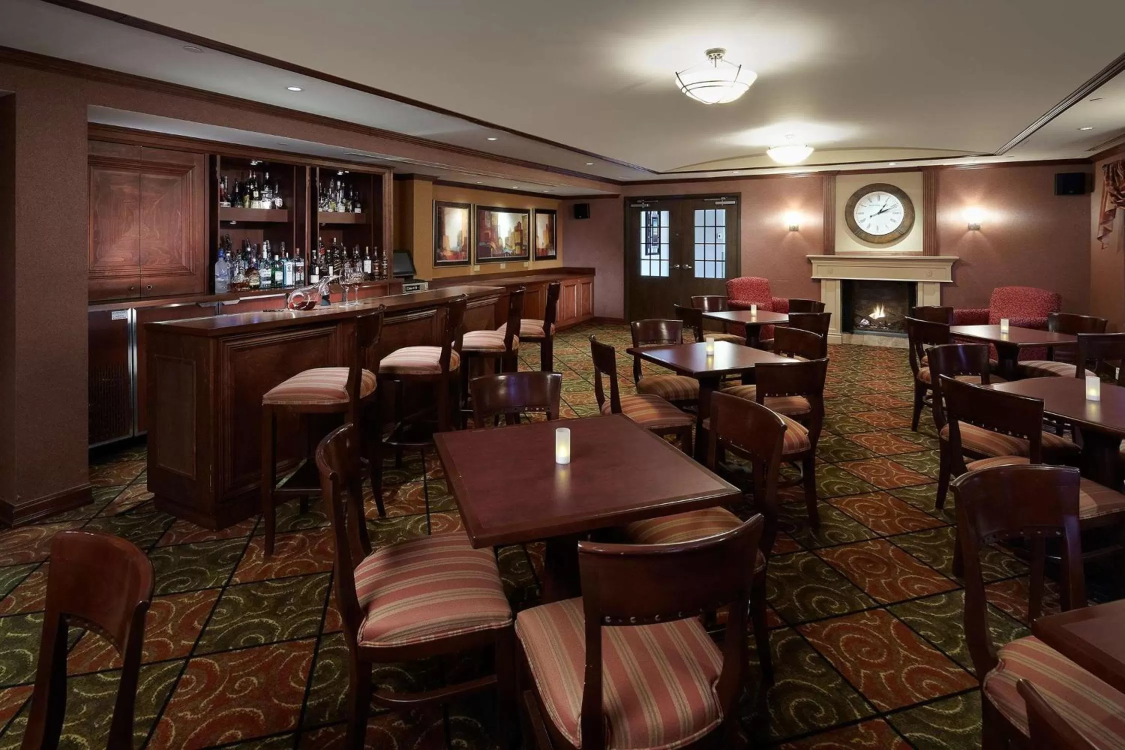 Lounge or bar in Hampton Inn & Suites Montreal-Dorval