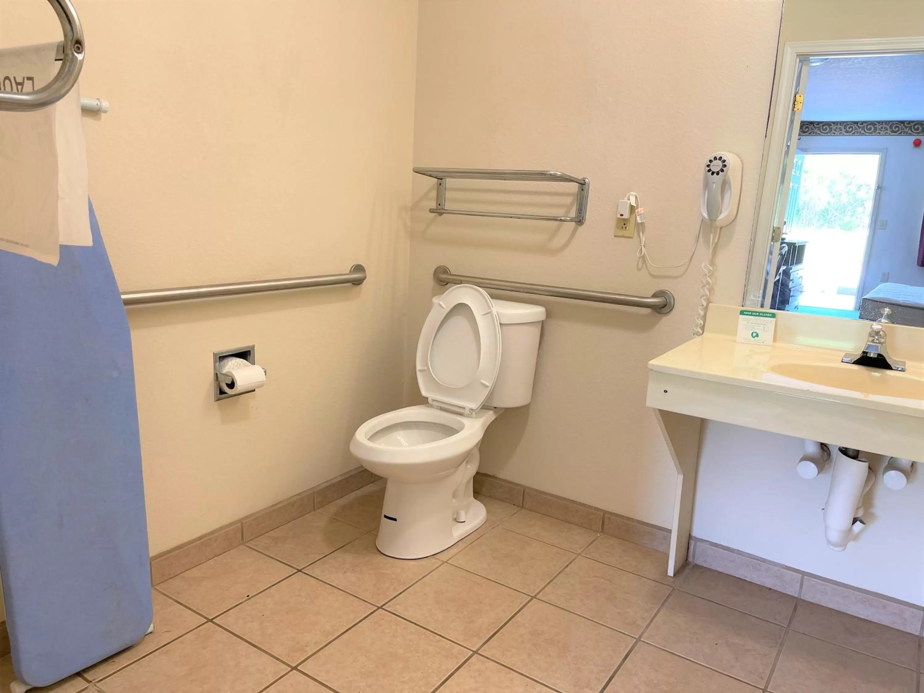 Bathroom in Rodeway Inn Sandersville