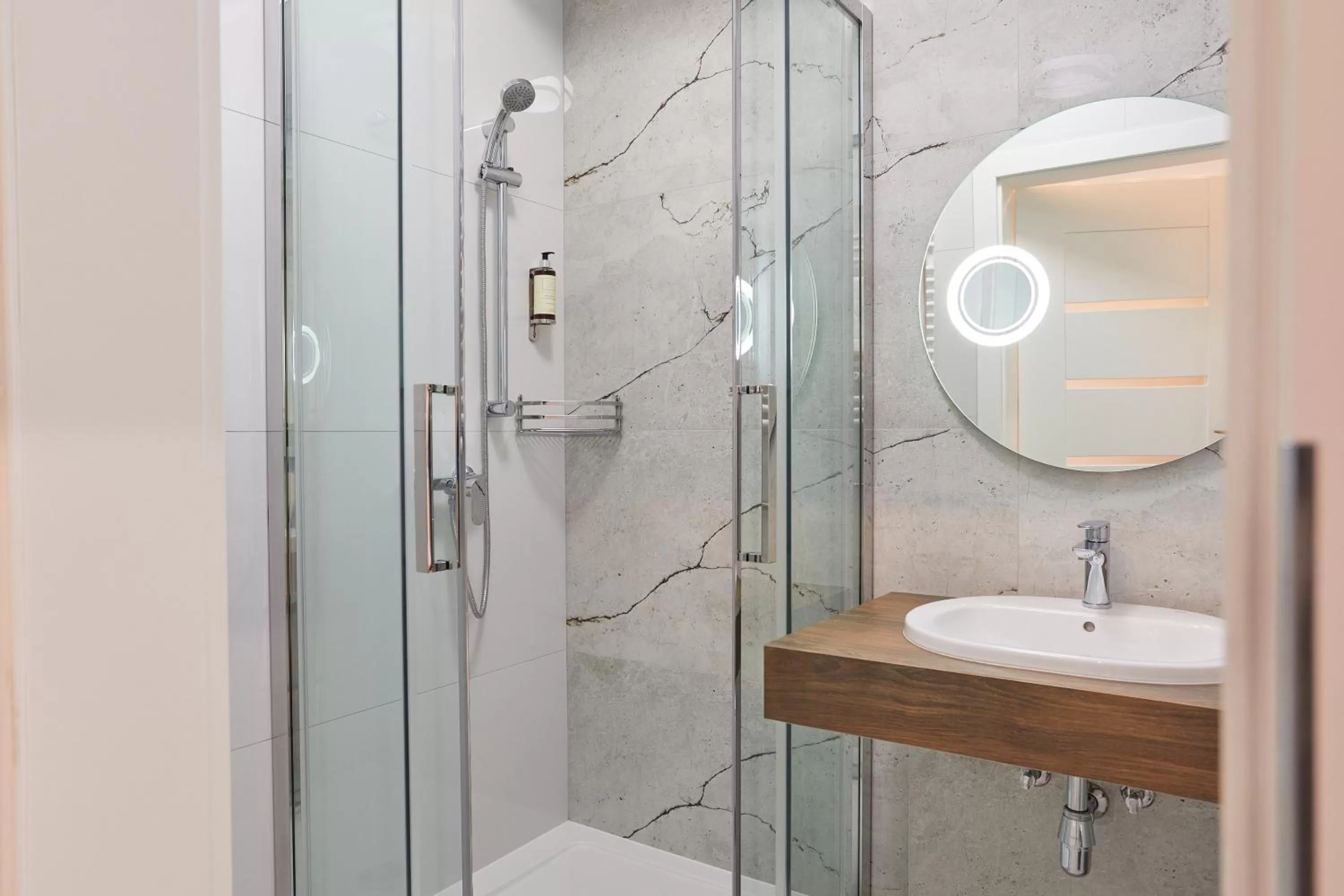 Shower in RAJSKA 3 by PI Apartments