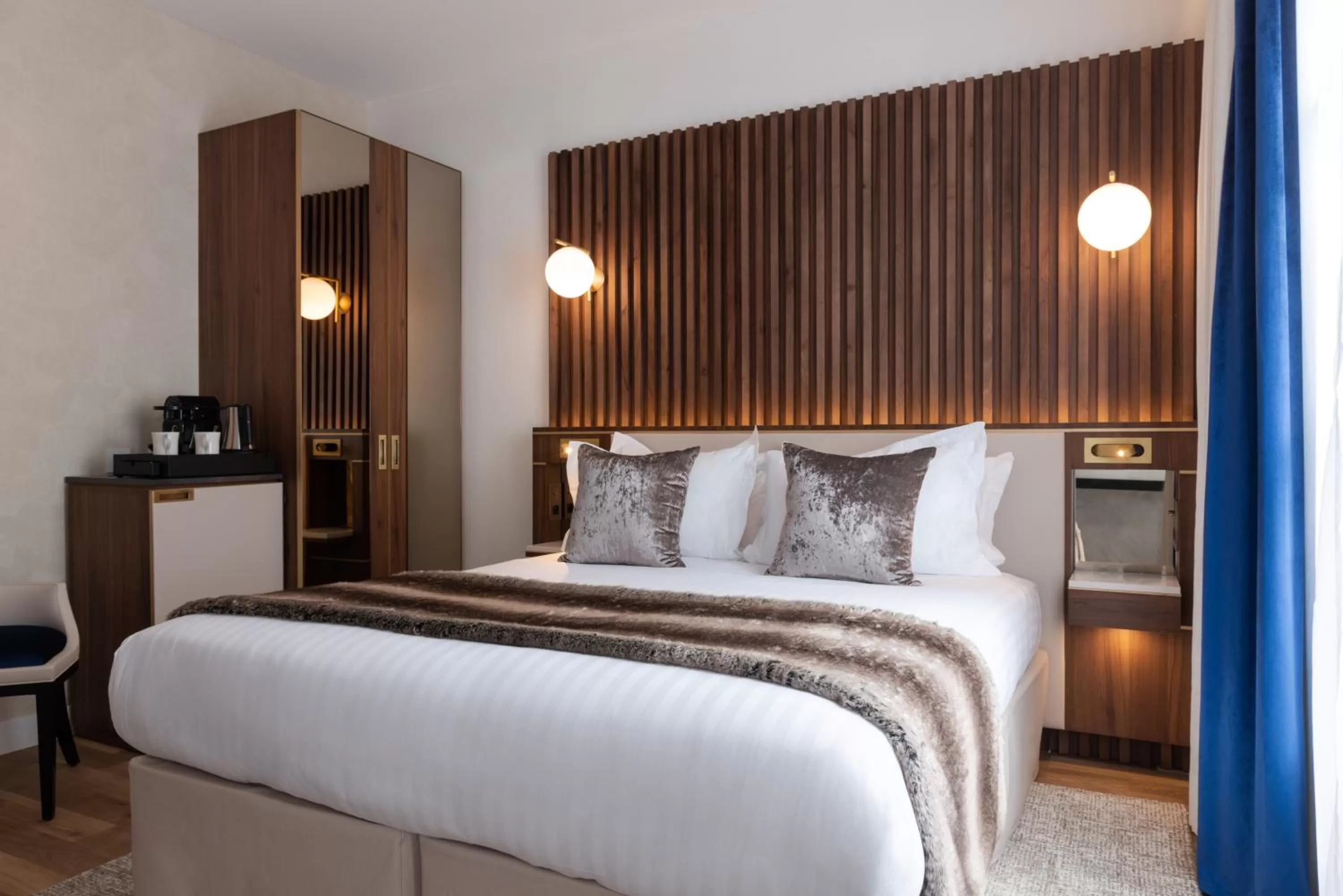 Bedroom, Bed in Lord Byron