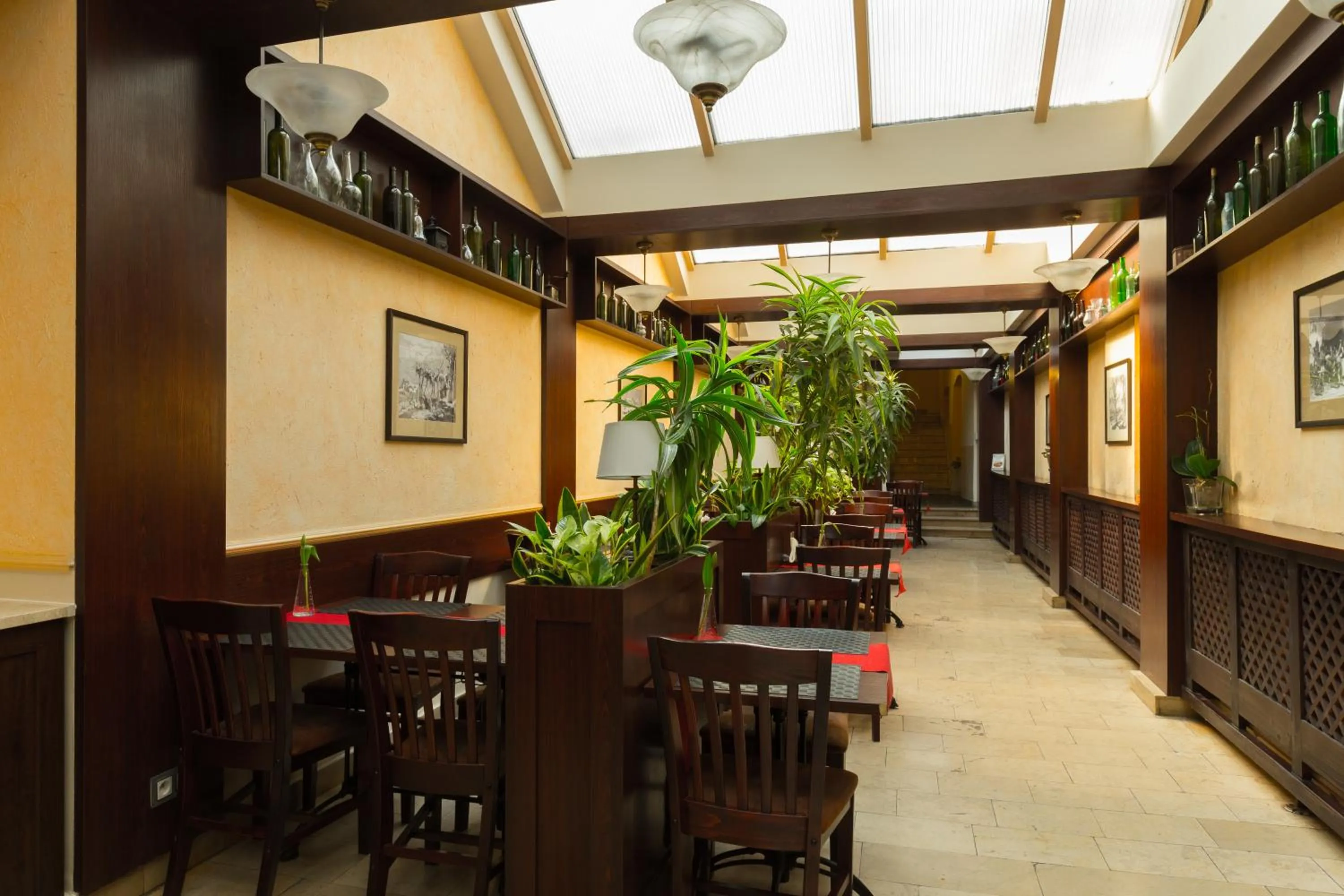 Restaurant/places to eat in Hotel Floryan Old Town