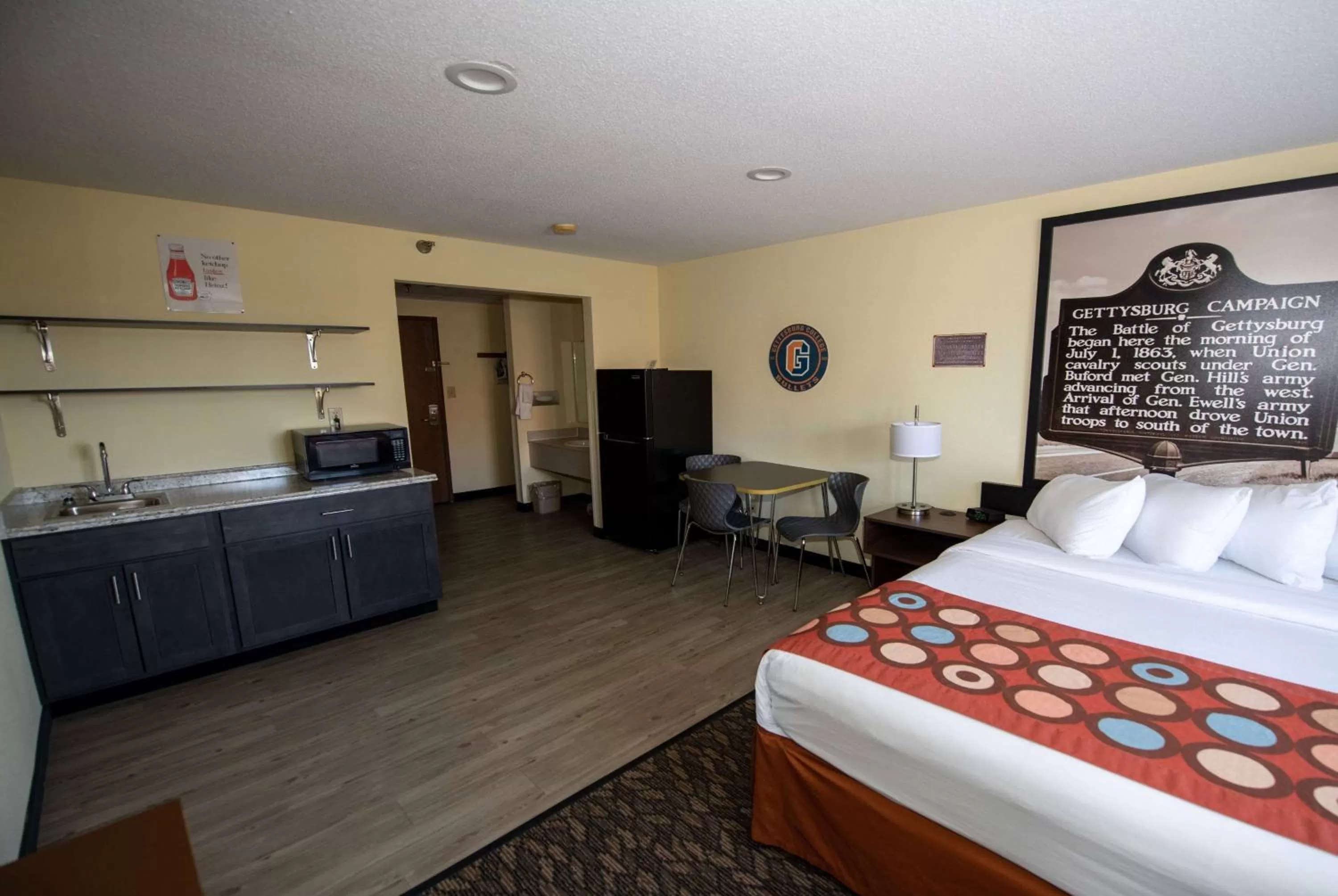 Photo of the whole room, Bed in Super 8 by Wyndham Gettysburg