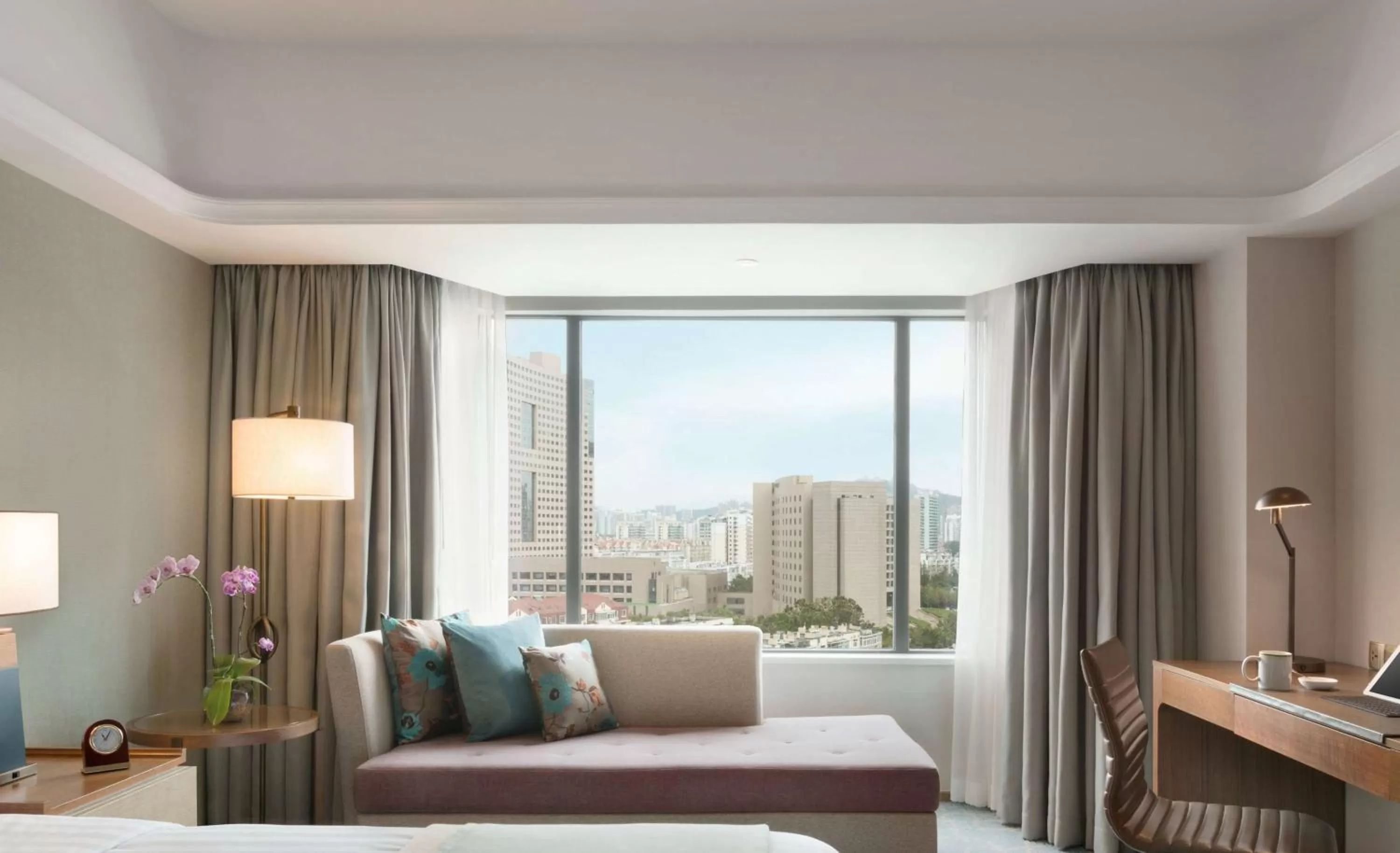 Bedroom, Bed in Shangri-La Qingdao - May Fourth Square