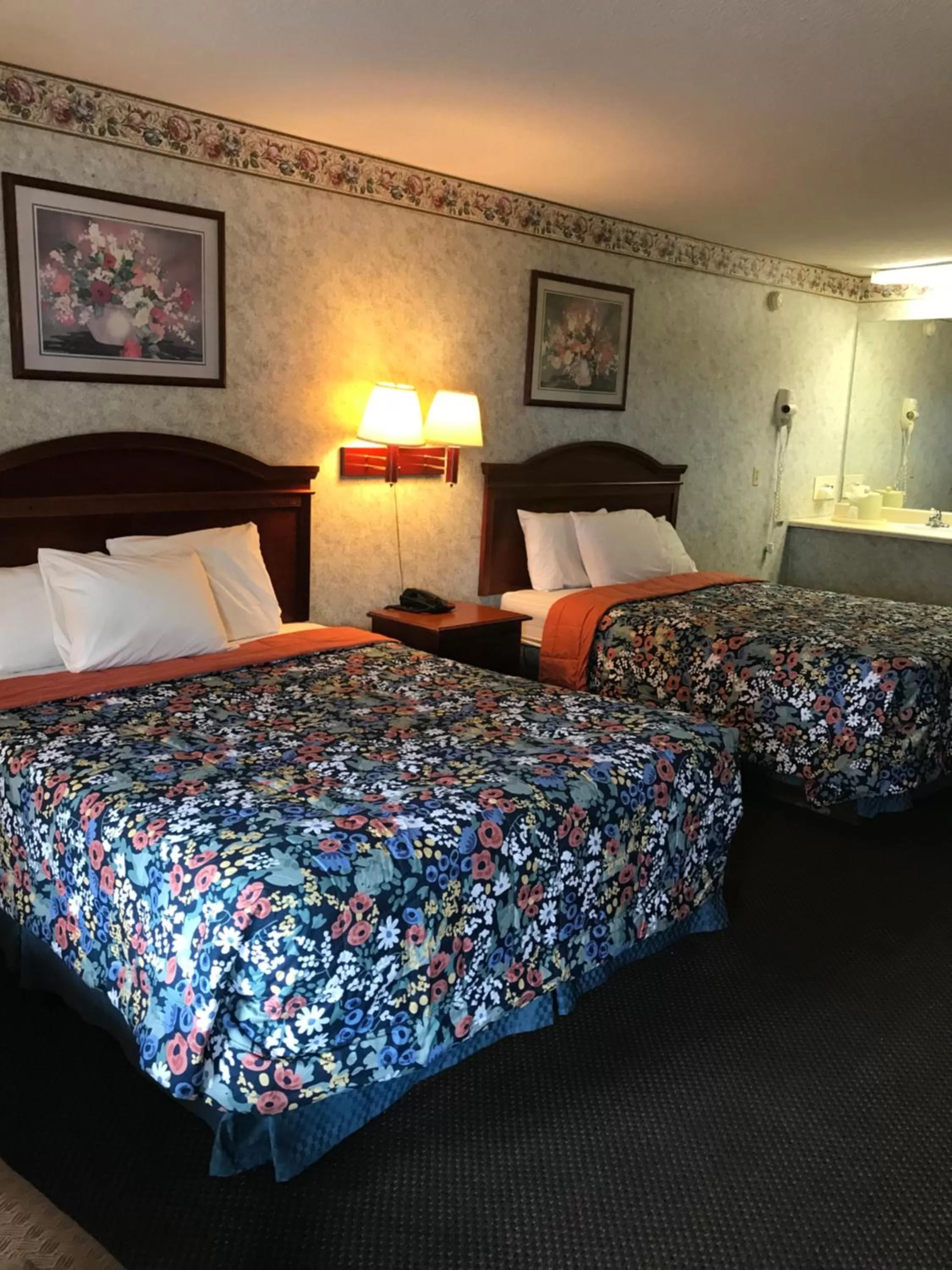 Bed in MERRIMAC INN & SUITES