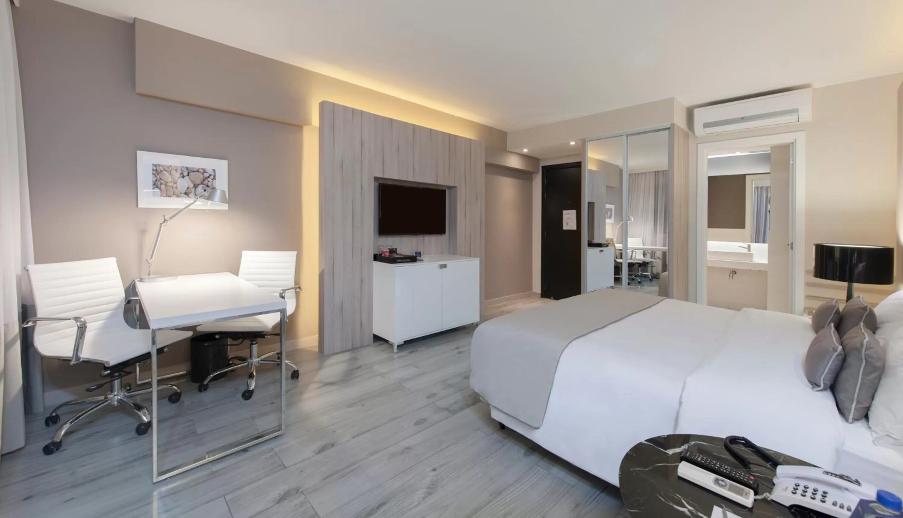 Photo of the whole room, Bed in Radisson Blu Belo Horizonte Savassi