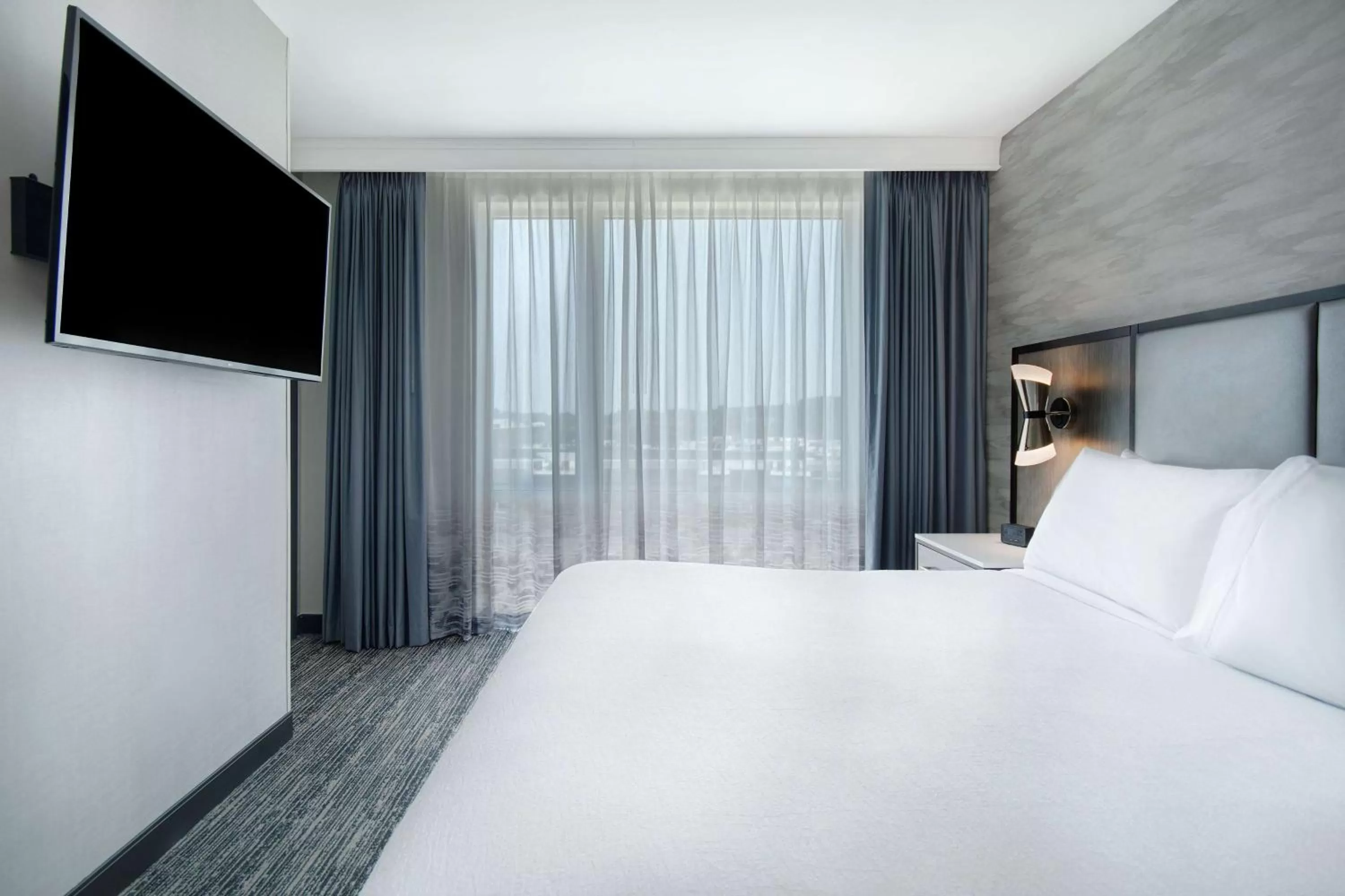 Bed in Embassy Suites By Hilton Alpharetta Halcyon