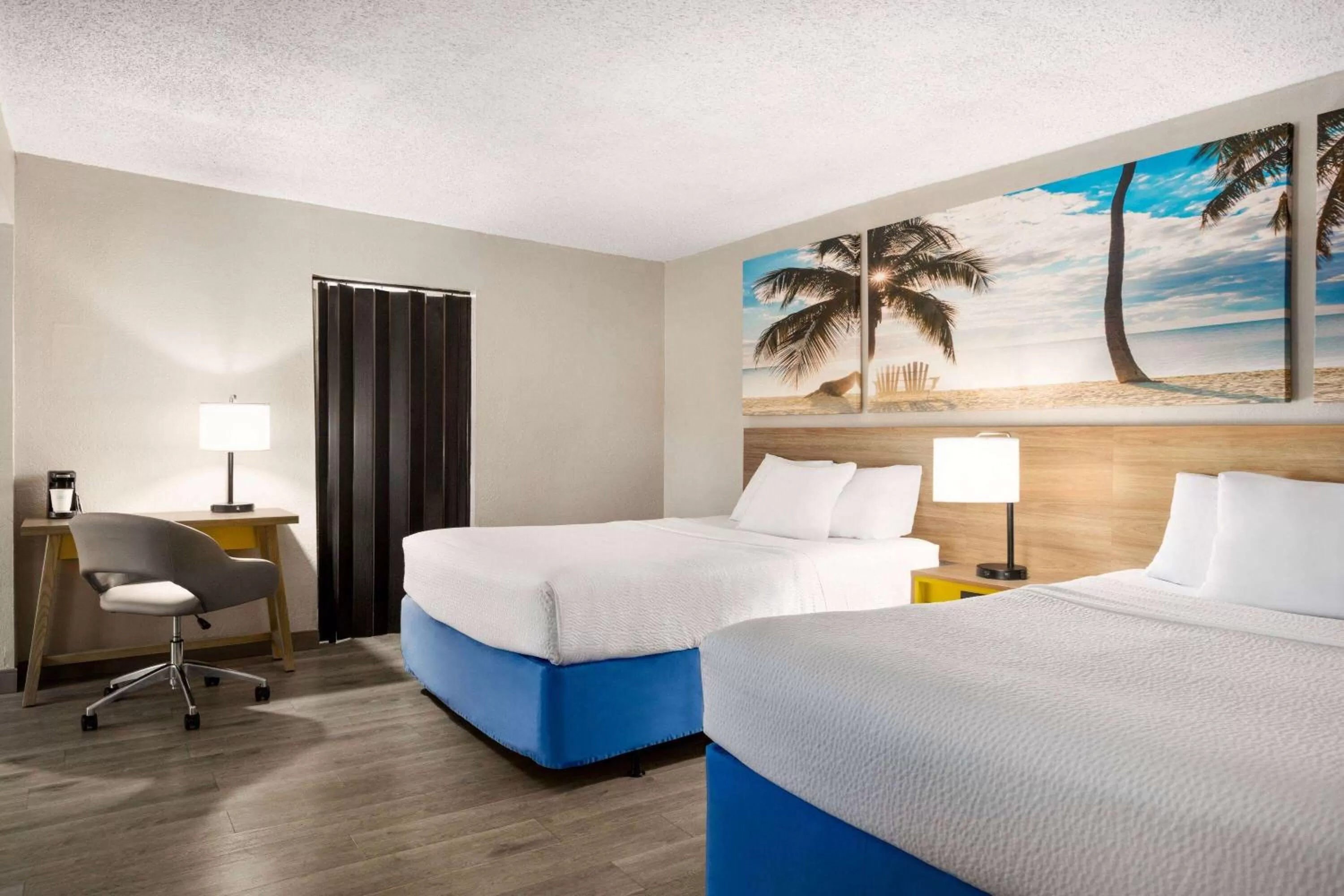 Photo of the whole room, Bed in Days Inn by Wyndham Miami Airport North