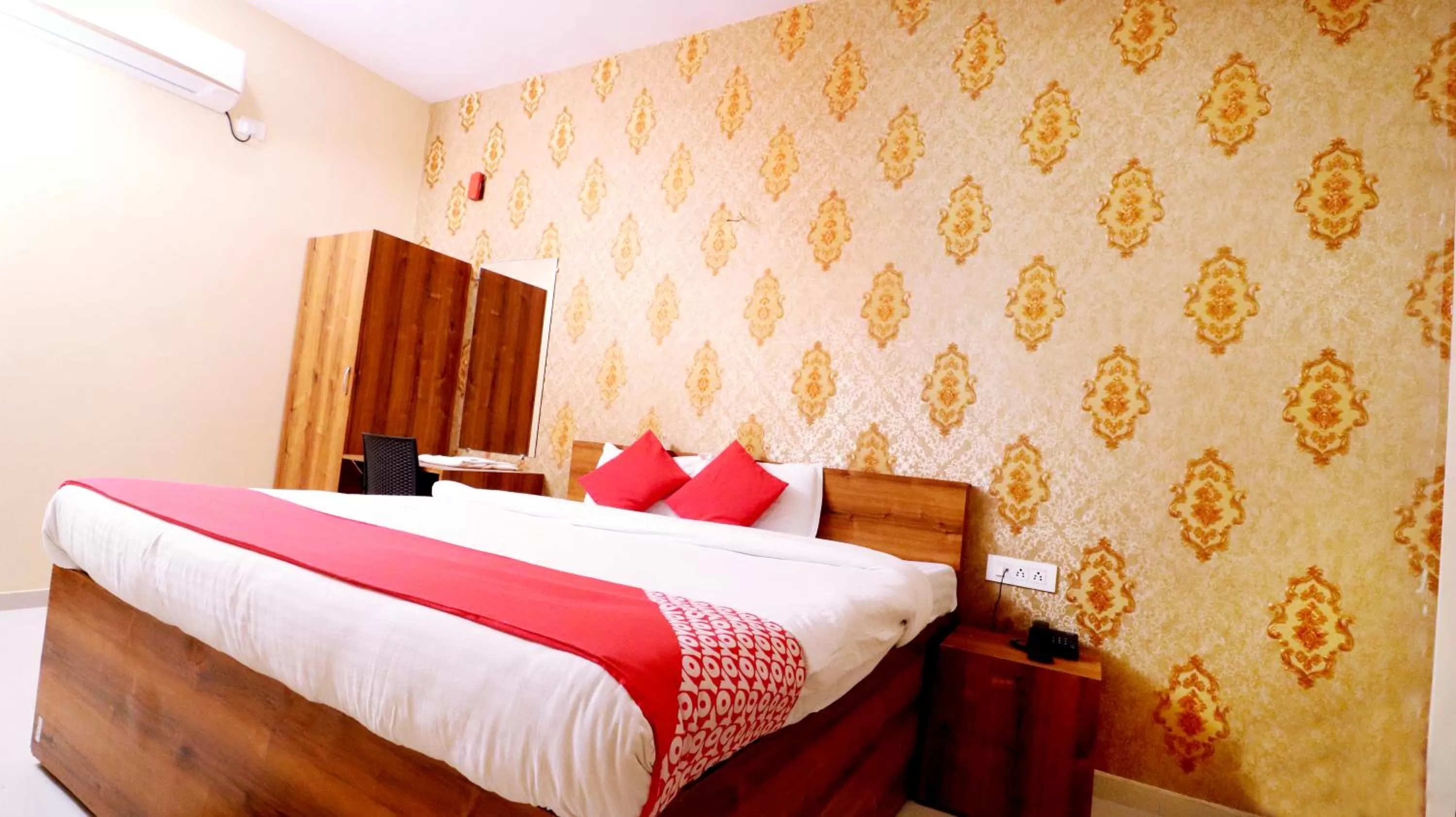 Bed in Hotel Neelkanth