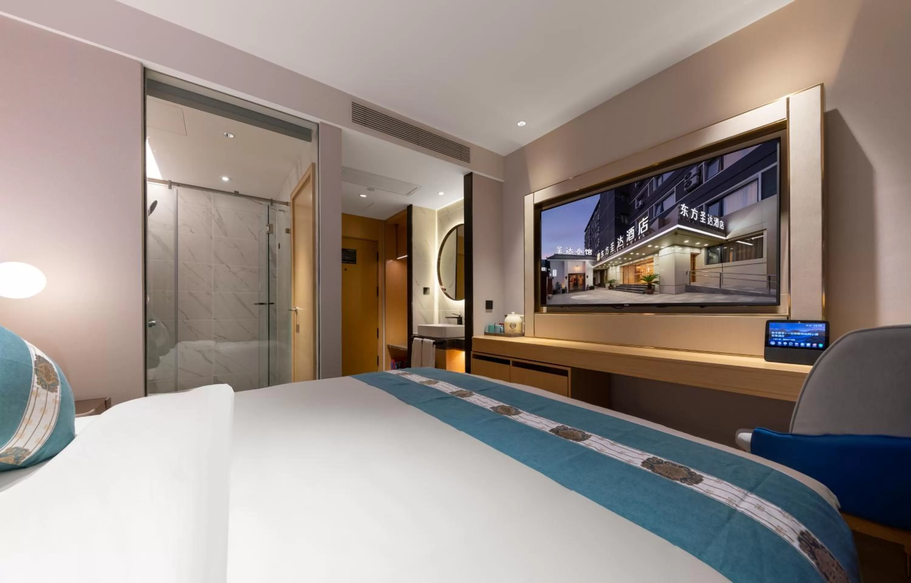 Bed in East Sacred Hotel-Beijing Tiananmen Square,the Forbidden City,Wangfujing Street