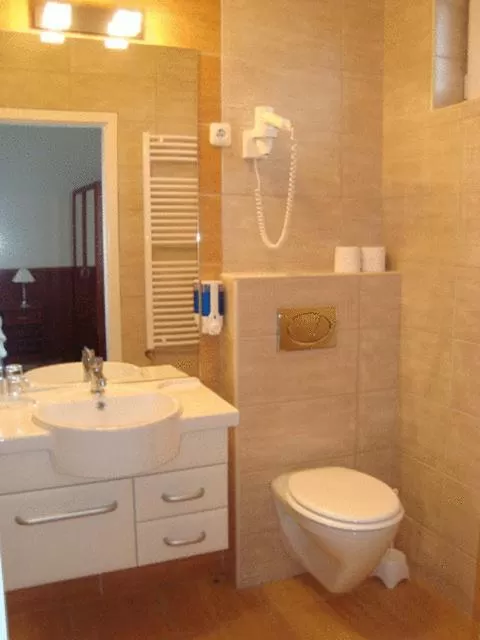 Bathroom in Szieszta Panzió