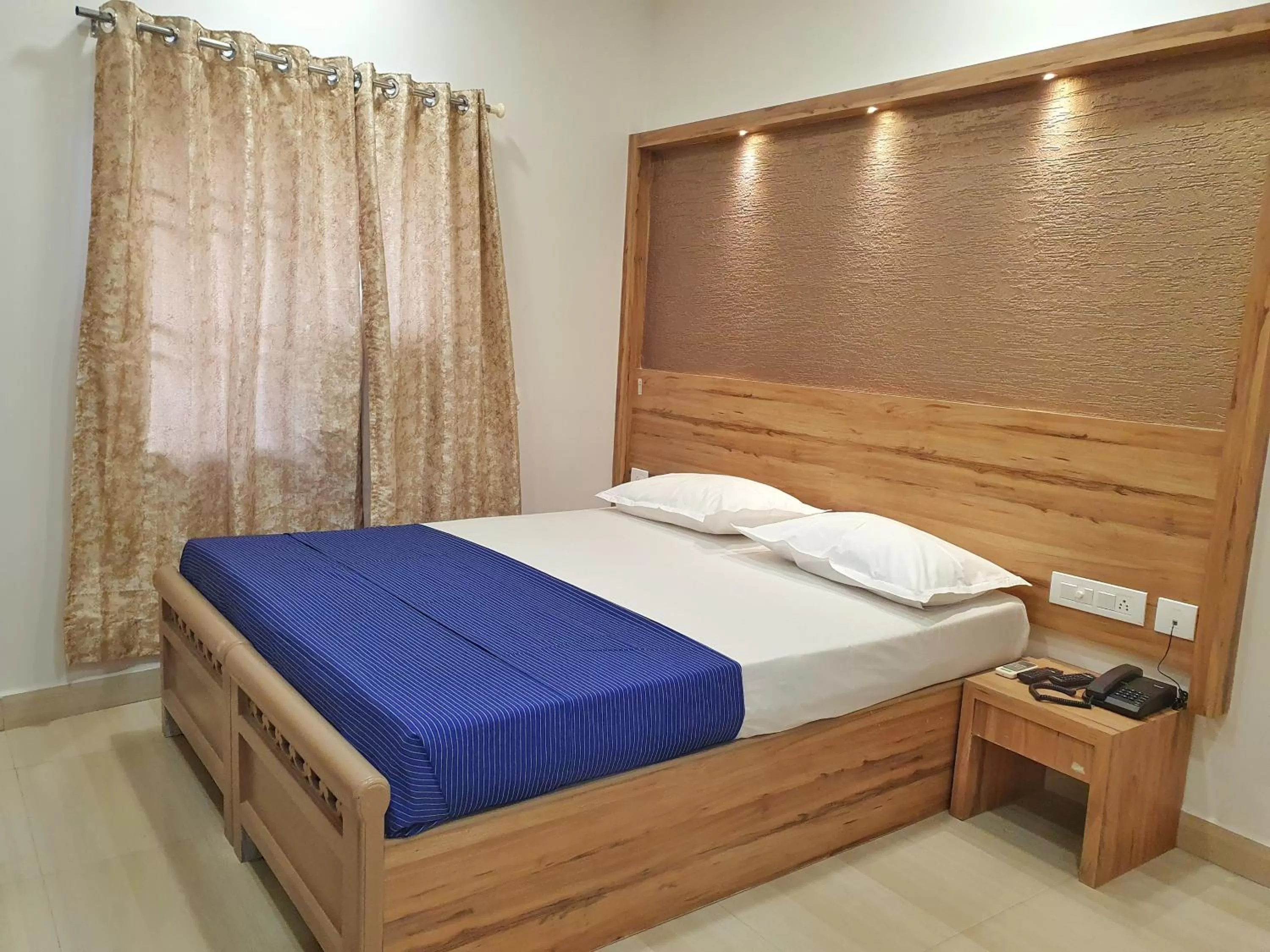 Bed in Stay Court - Business Class Hotel - Near Central Railway Station