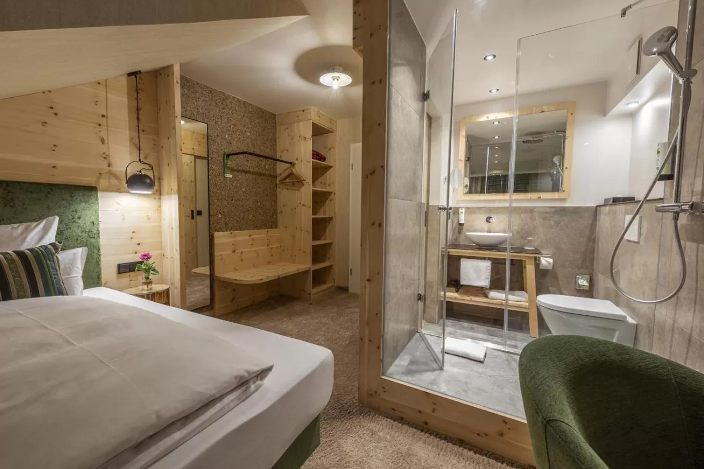 Bathroom, Bed in Hotel Schäfflerwirt