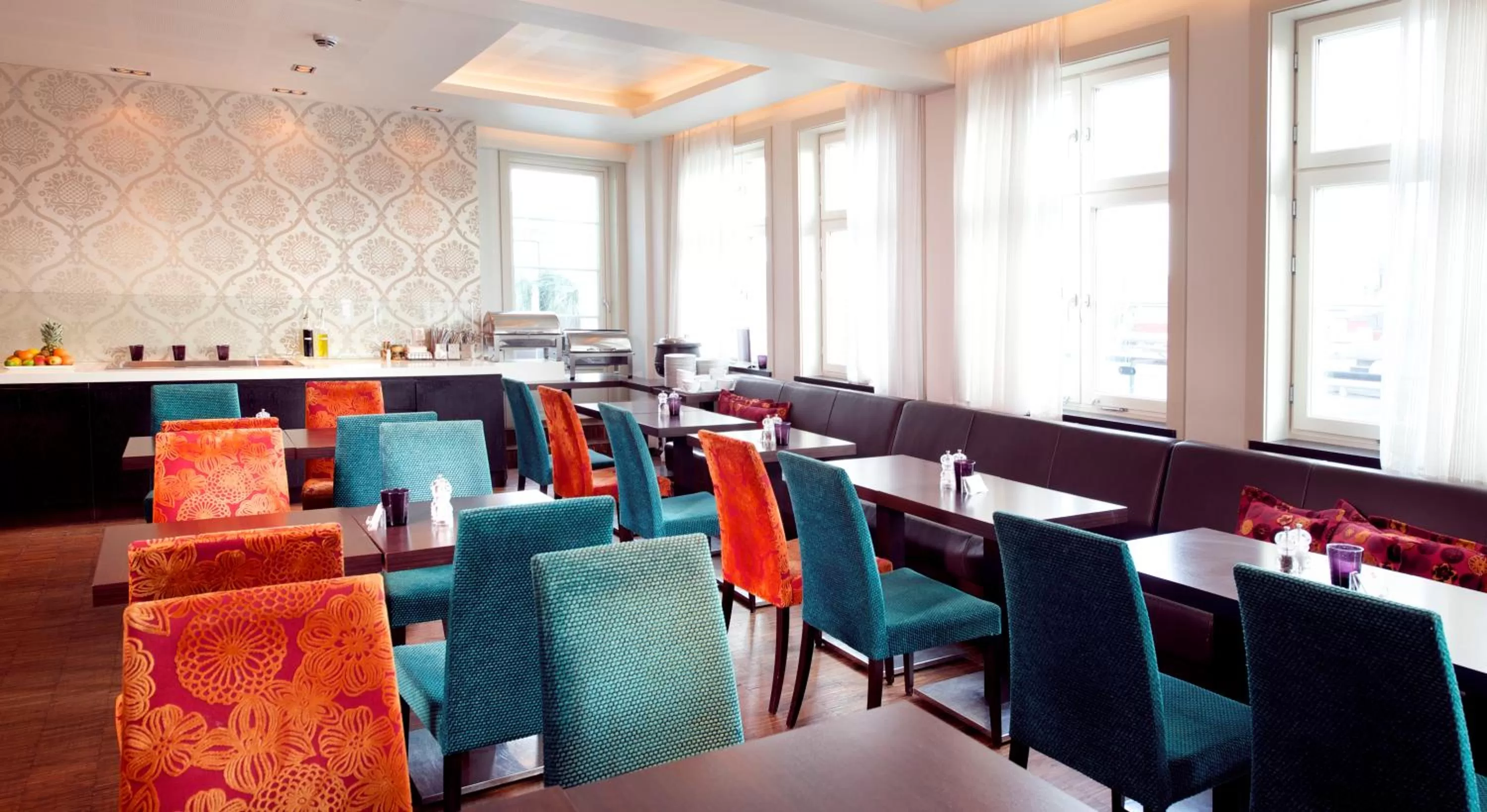 Communal lounge/ TV room in Home Hotel Folketeateret