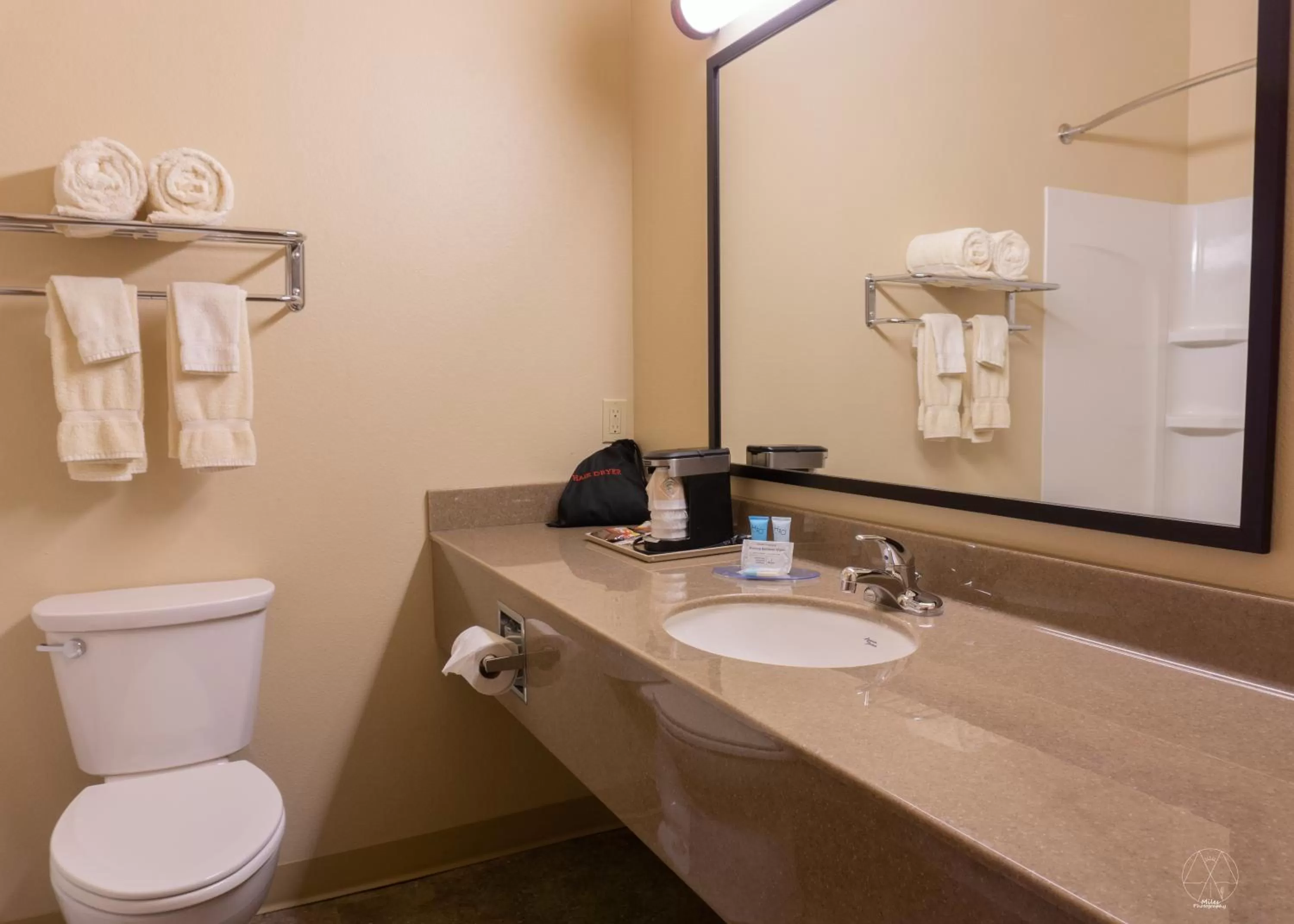 Bathroom in Newcastle Lodge & Convention Center