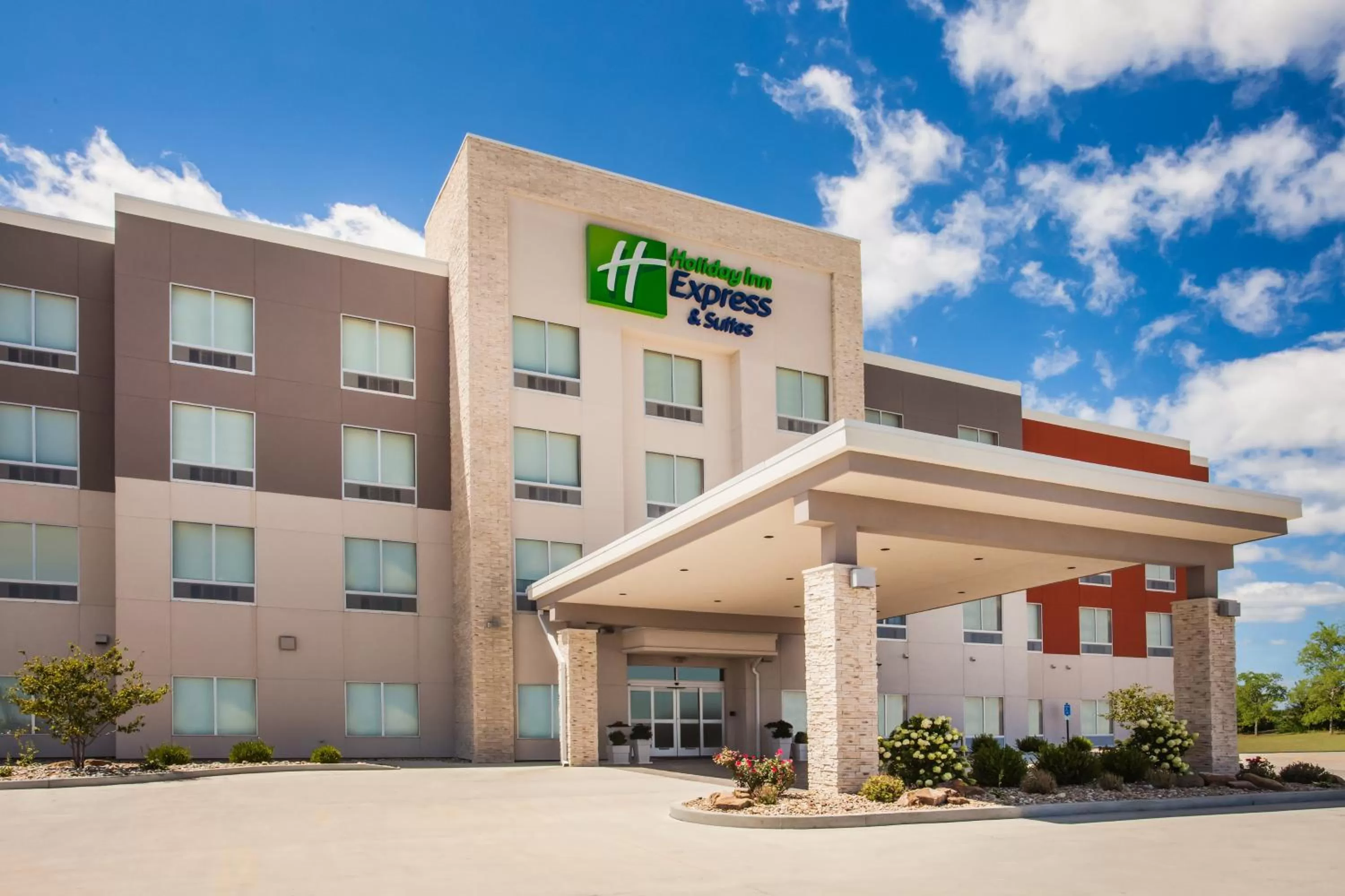 Property building in Holiday Inn Express & Suites Litchfield by IHG