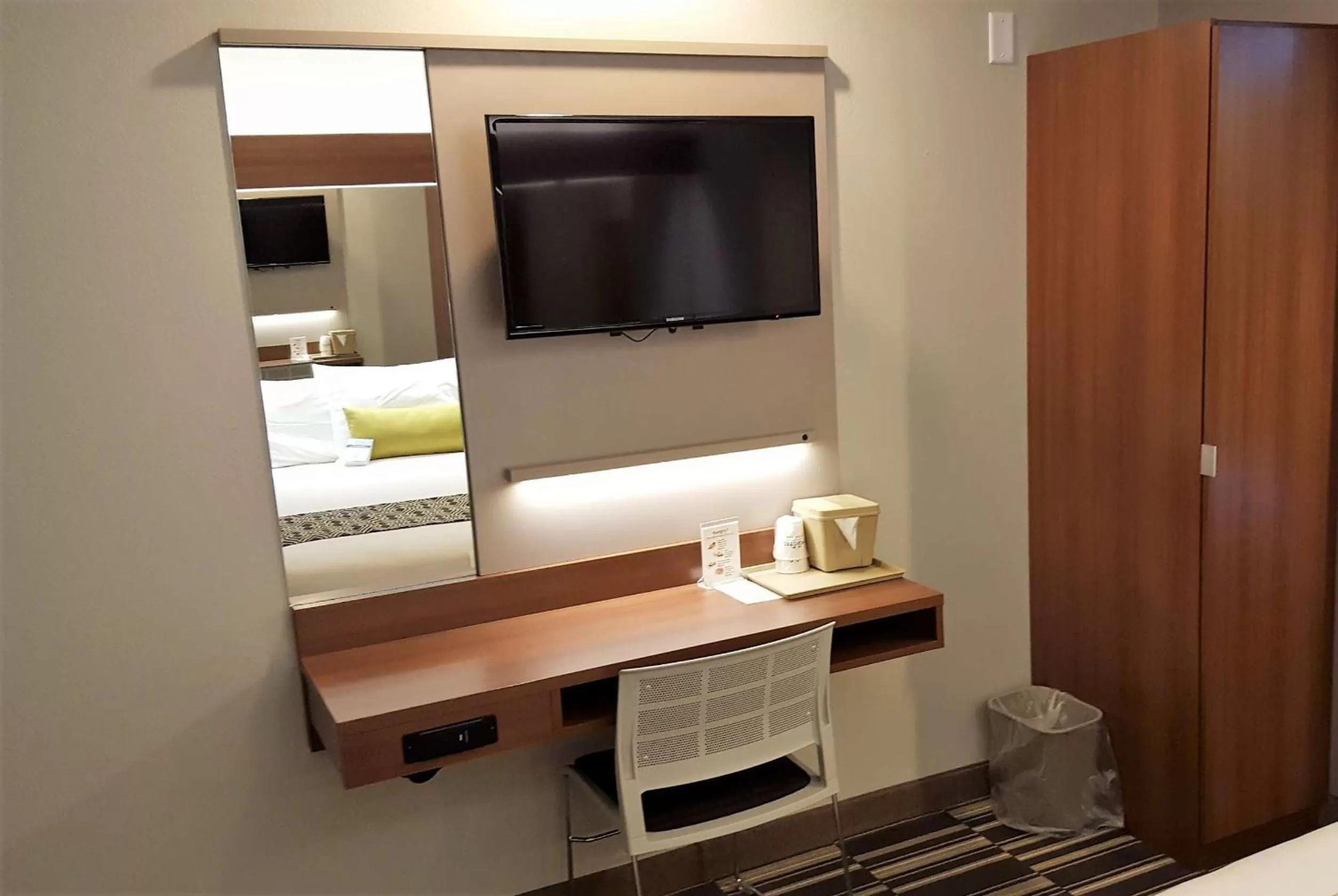 Photo of the whole room, Bed in Microtel Inn & Suites by Wyndham Bellevue