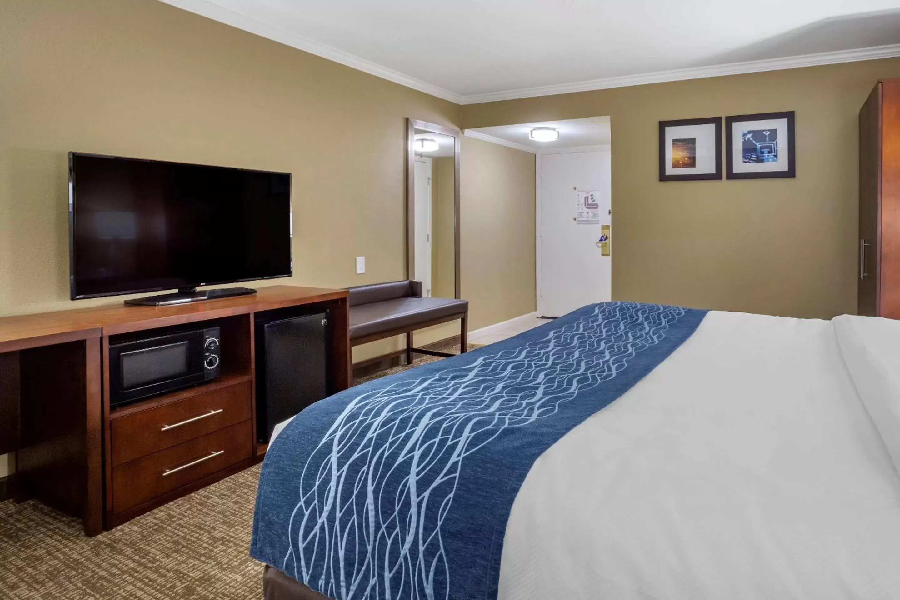 Deluxe Room, 1 King Bed, Accessible Whirlpool Tub, Non Smoking in Comfort Inn Sunnyvale - Silicon Valley Deluxe Room, 1 King Bed, Accessible Whirlpool Tub, Non Smoking in Comfort Inn Sunnyvale - Silicon Valley