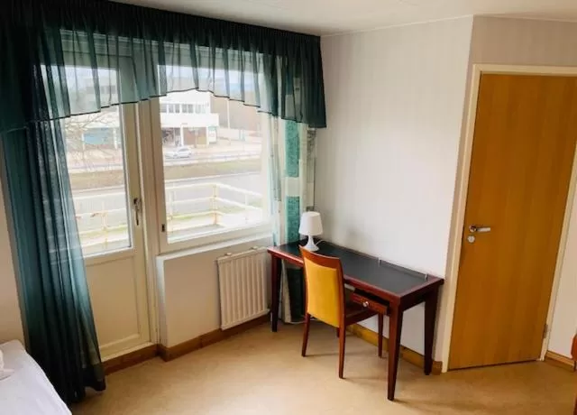 Bedroom, TV/Entertainment Center in Hotelli Uninen Kotka