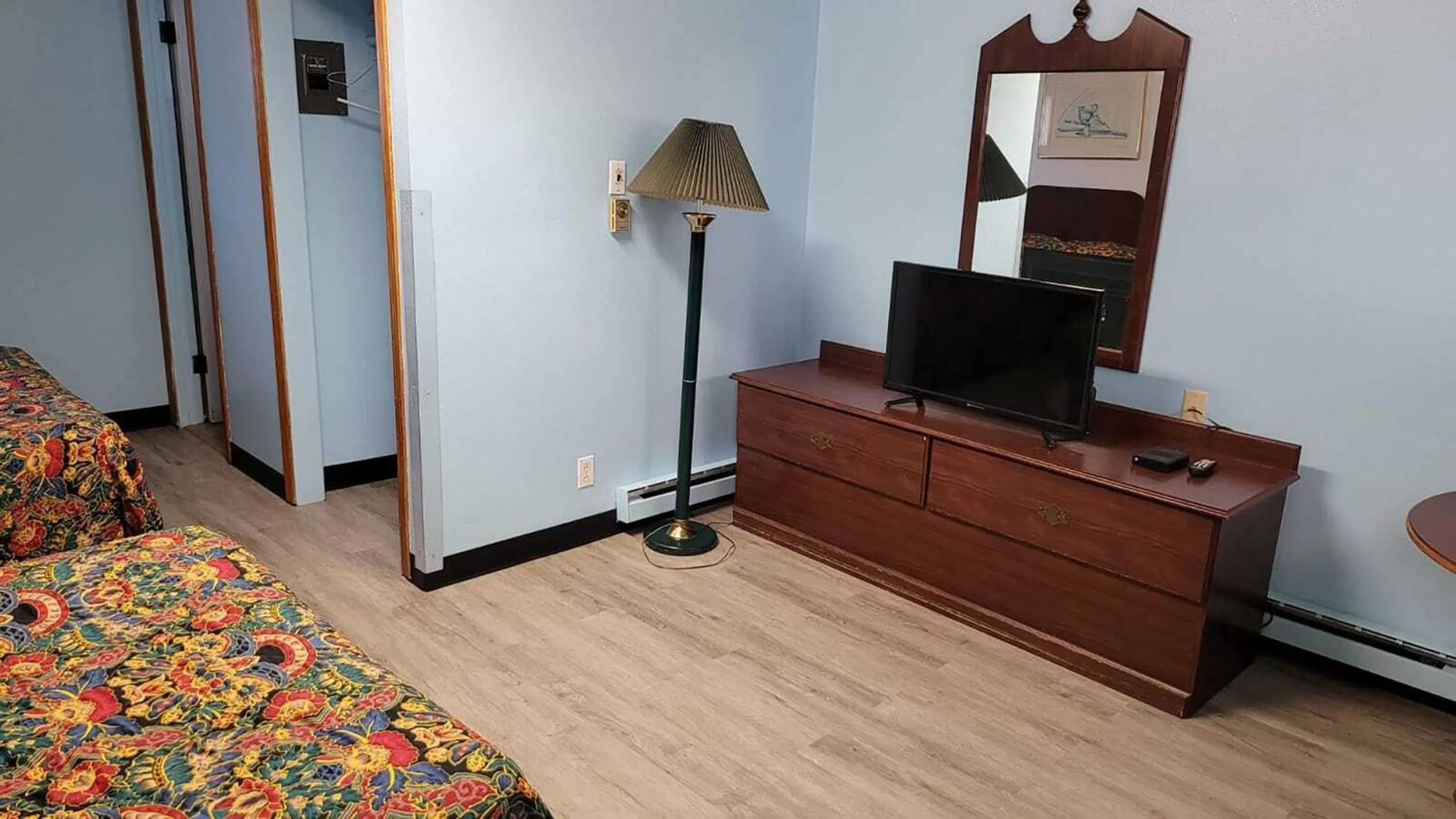 Bedroom, TV/Entertainment Center in Budget Inn Fairmont