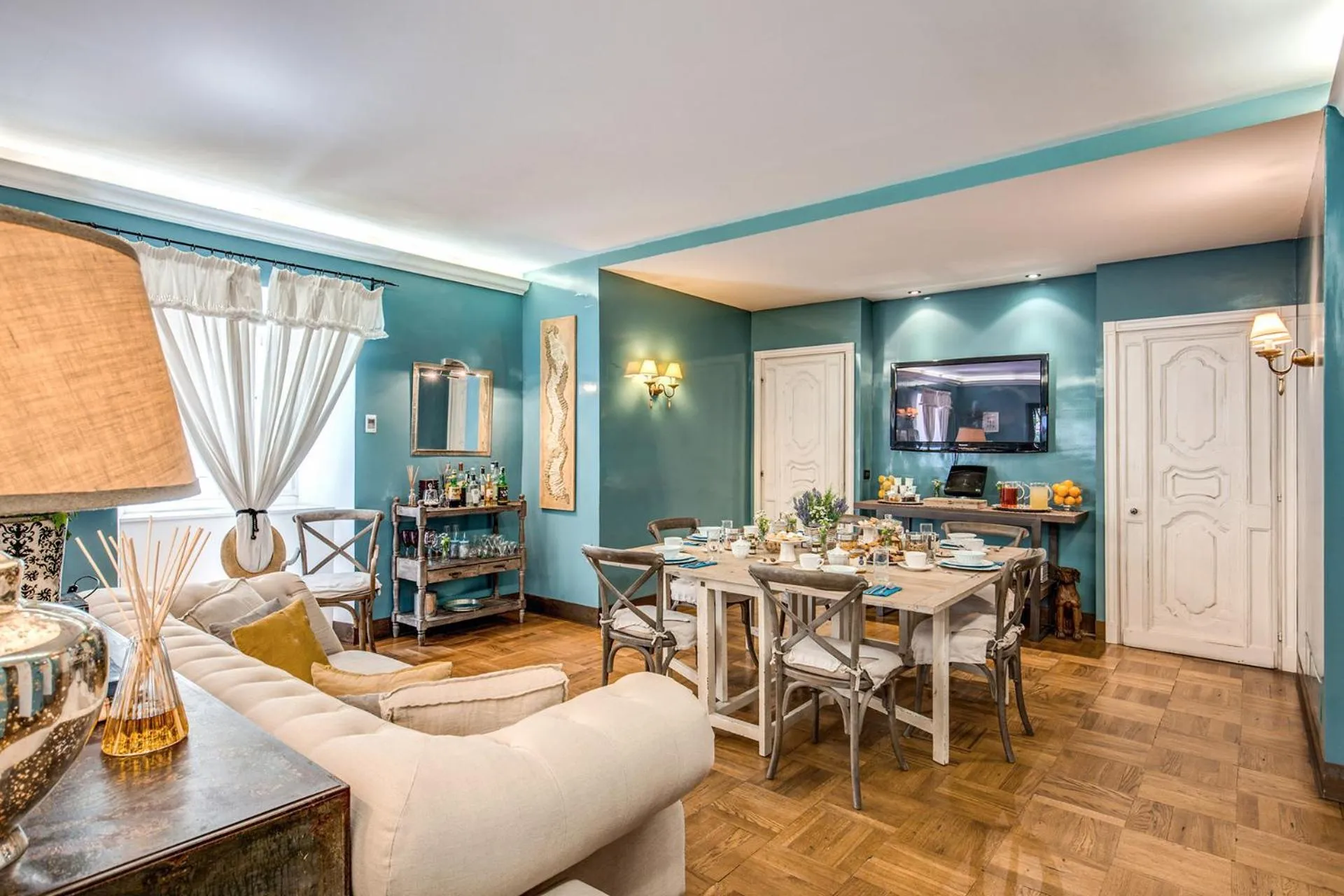 Communal lounge/ TV room in Hotel Villa Linneo