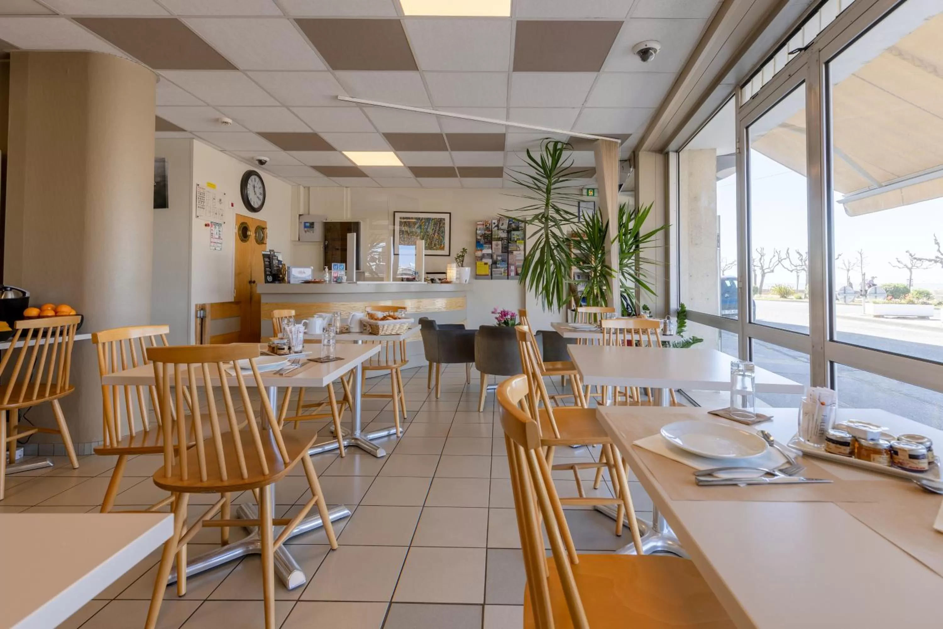 Lobby or reception in Logis Hôtel Rêve de Sable