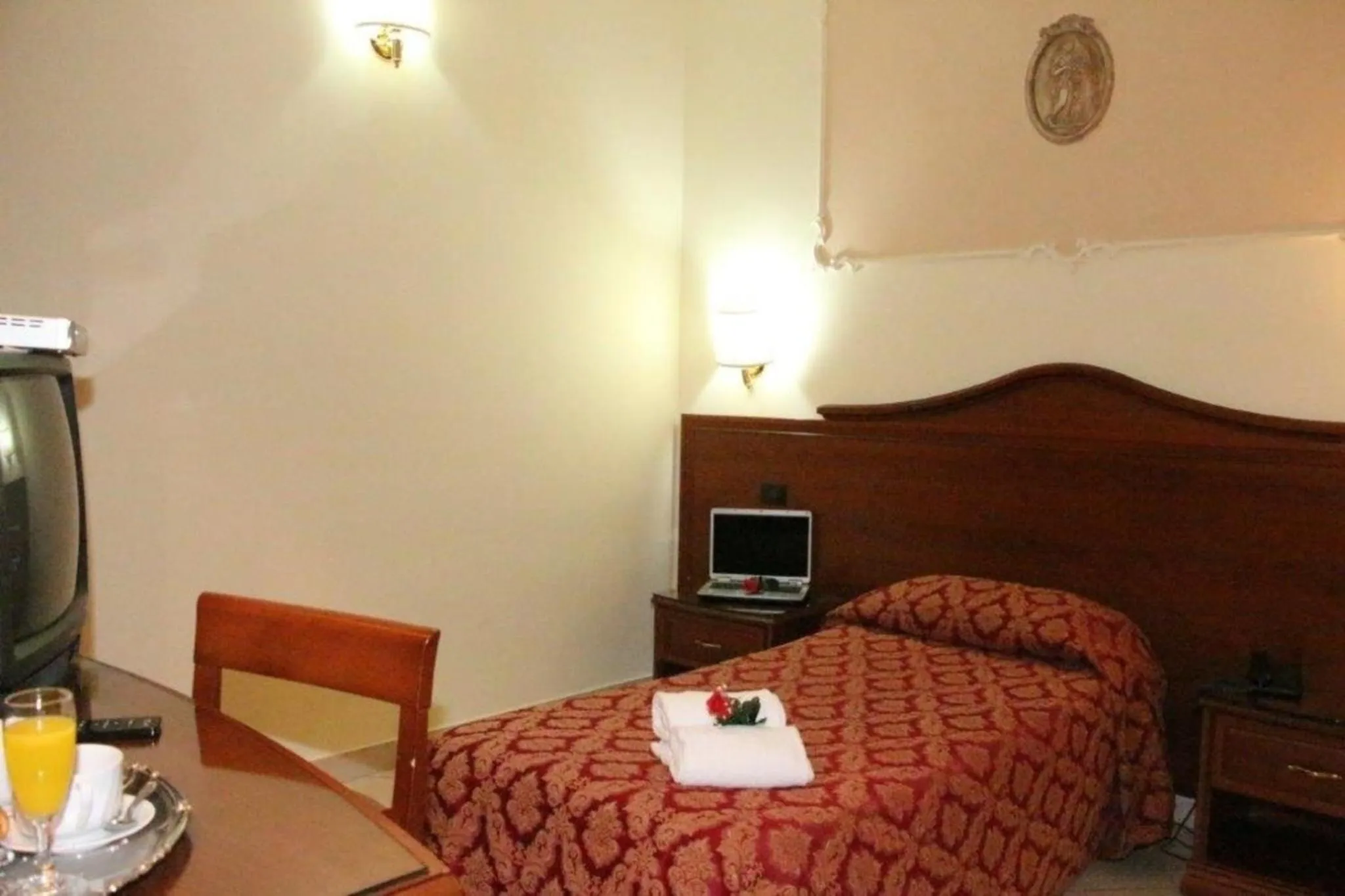 Inner courtyard view, Bed in Hotel Mirage