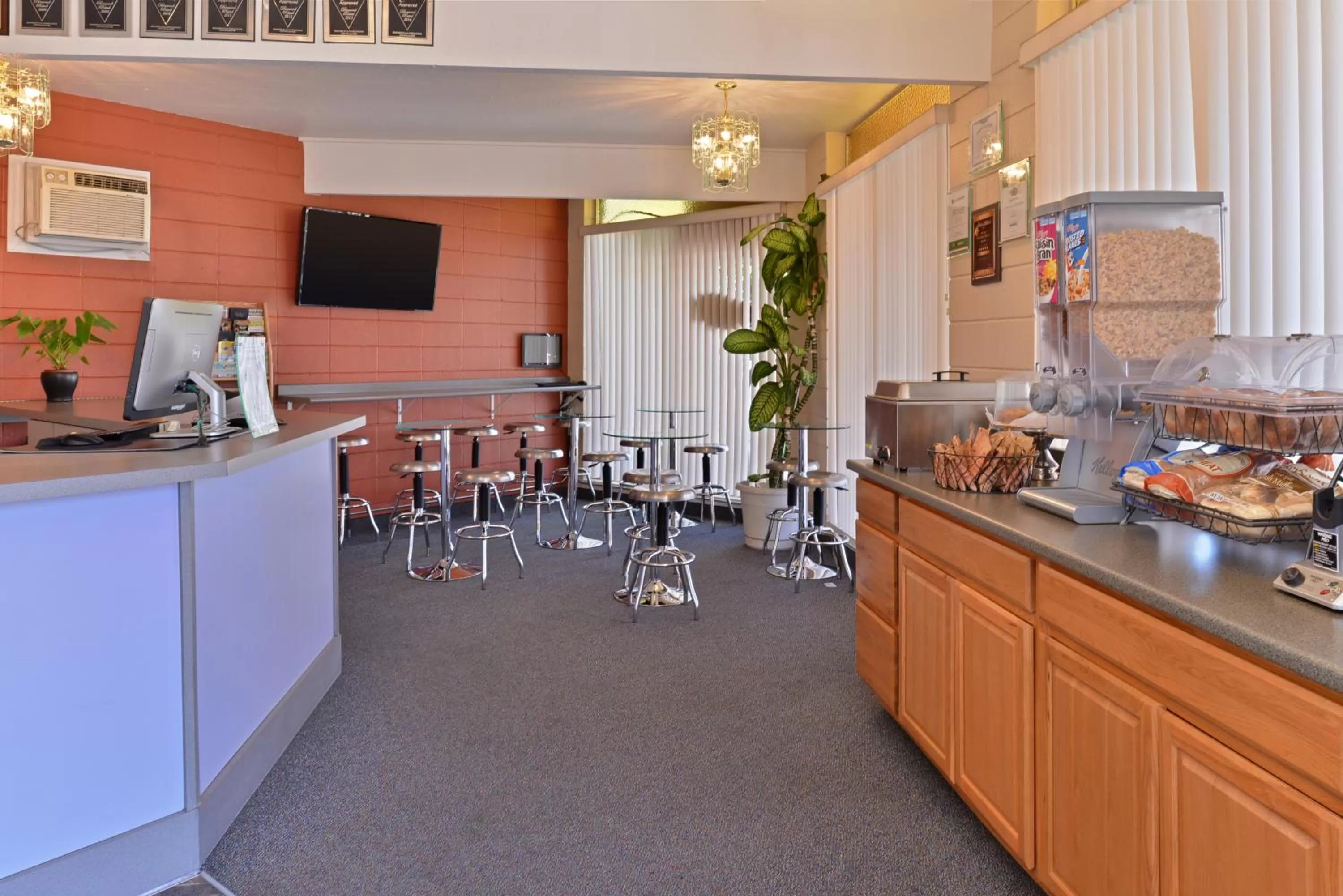 Lounge or bar in The Maverick Motel, Main Street USA Collection by PNW Hospitality