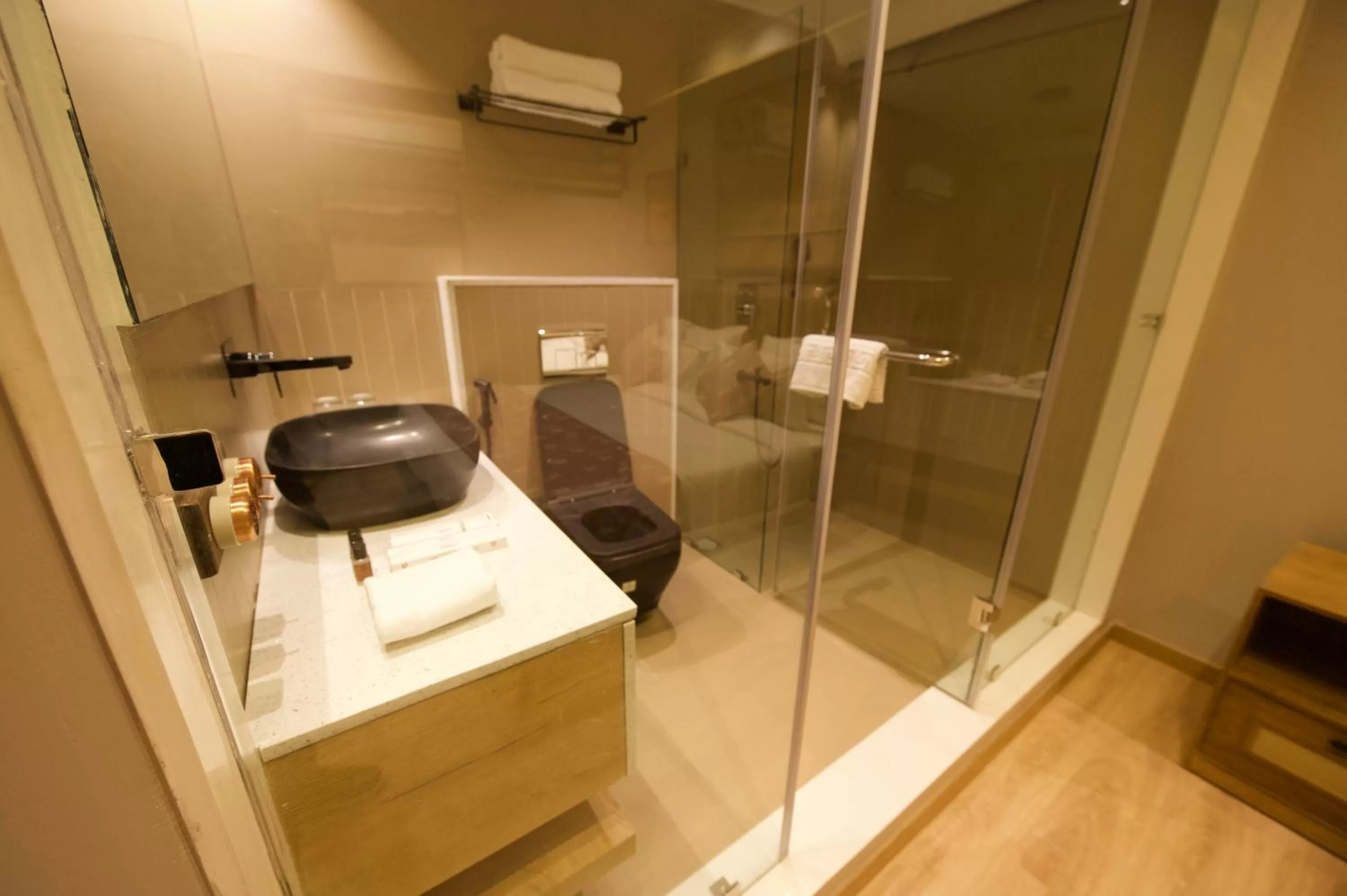 Shower in The Red Pier - My Downtown Hotels