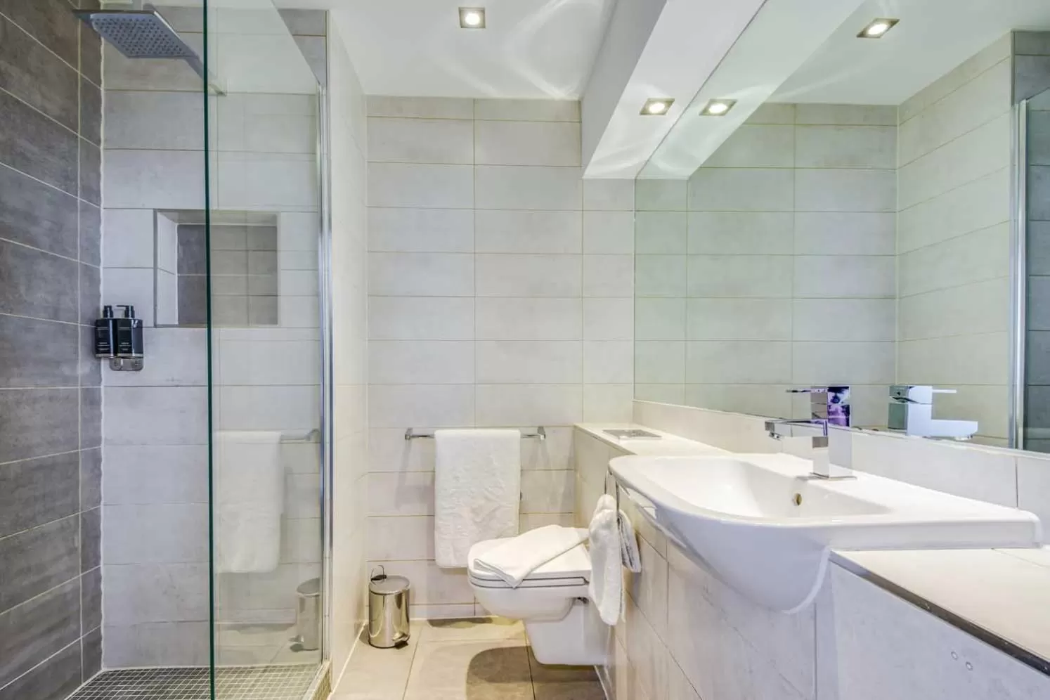 Bathroom in Roomzzz Chester City