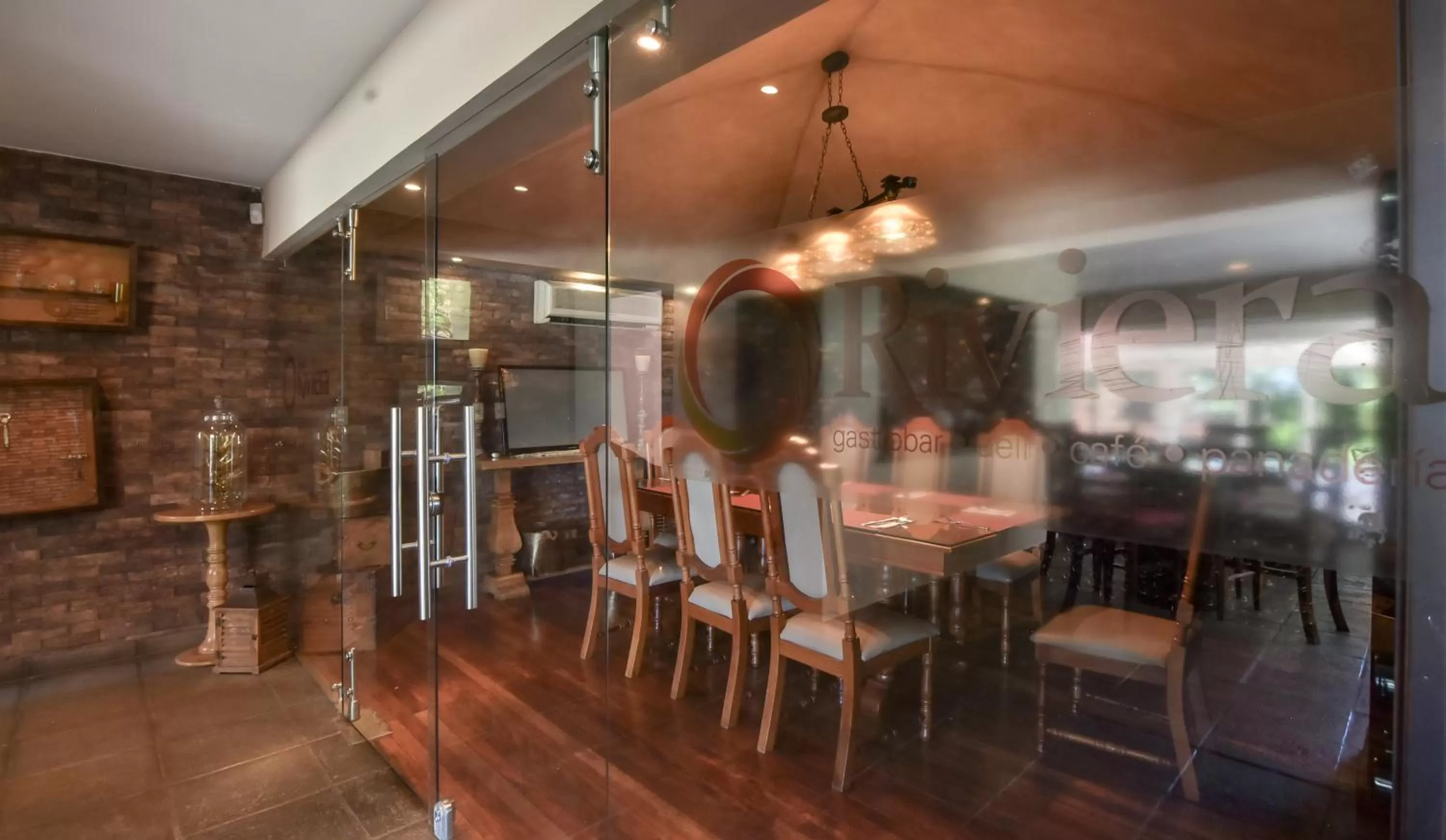 Restaurant/places to eat in La Riviera Hotel