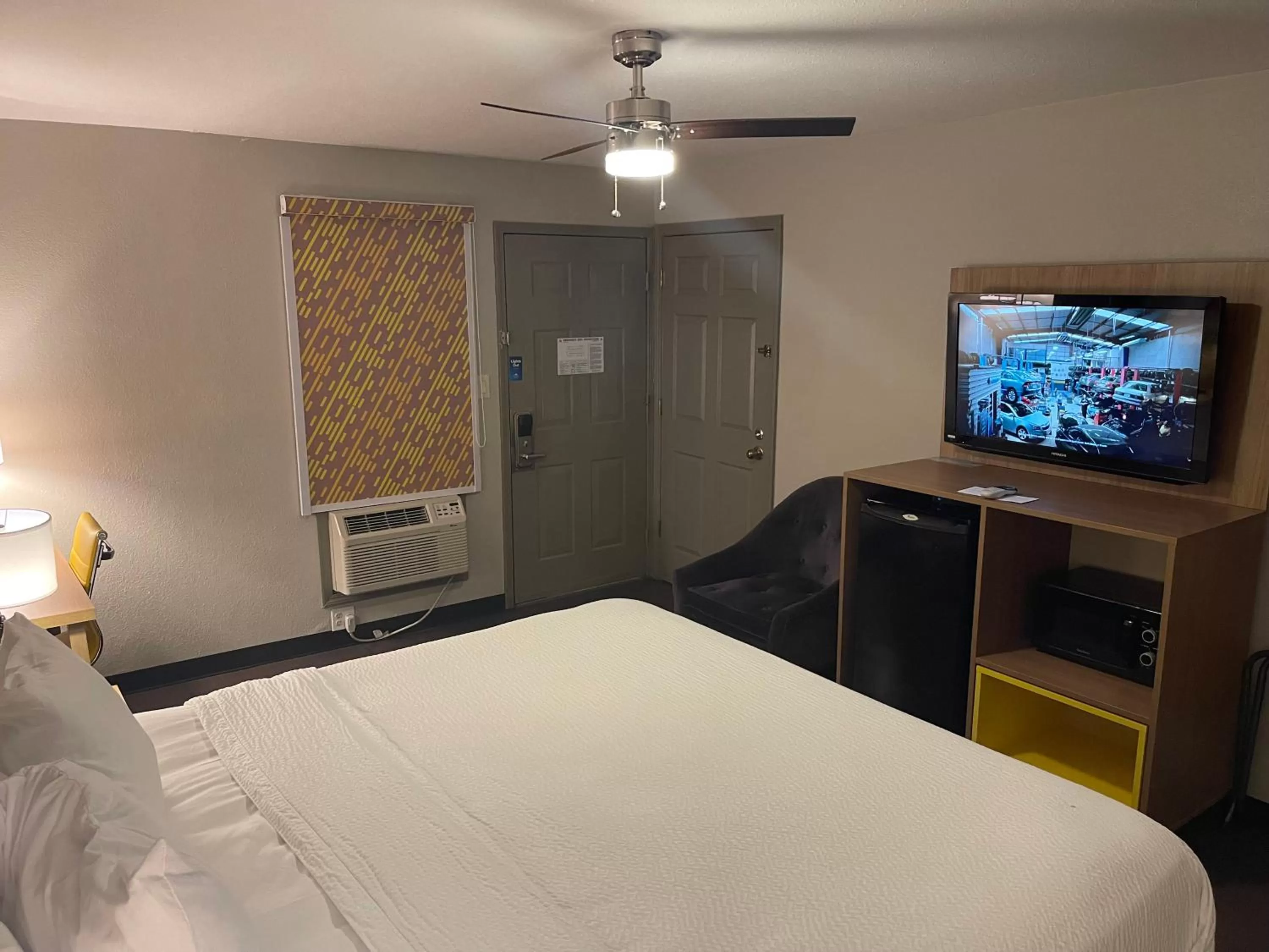 TV and multimedia, Bed in Days Inn by Wyndham Holladay