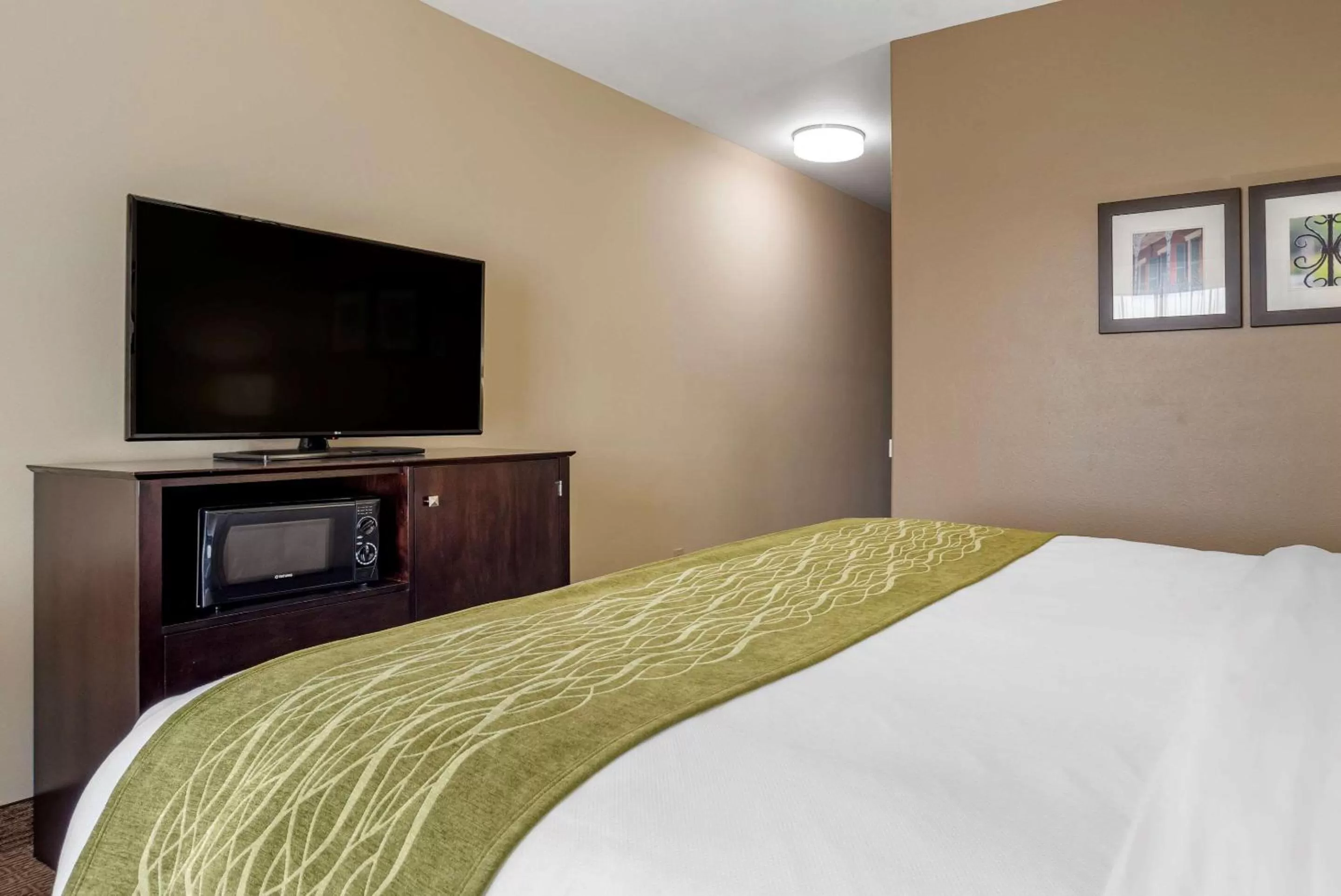 Photo of the whole room, Bed in Comfort Inn & Suites Scott-West Lafayette