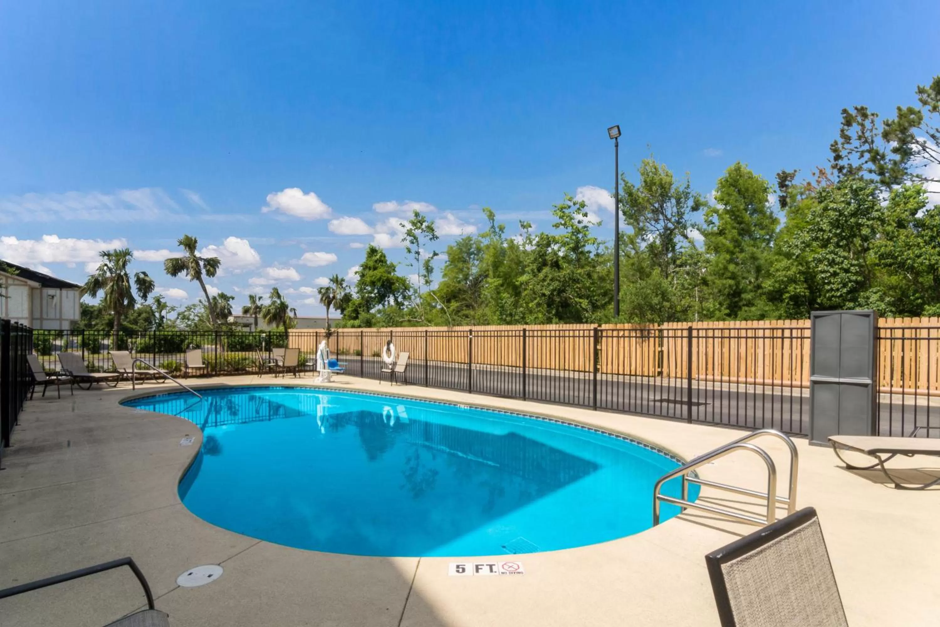 Swimming pool in Red Roof Inn Panama City