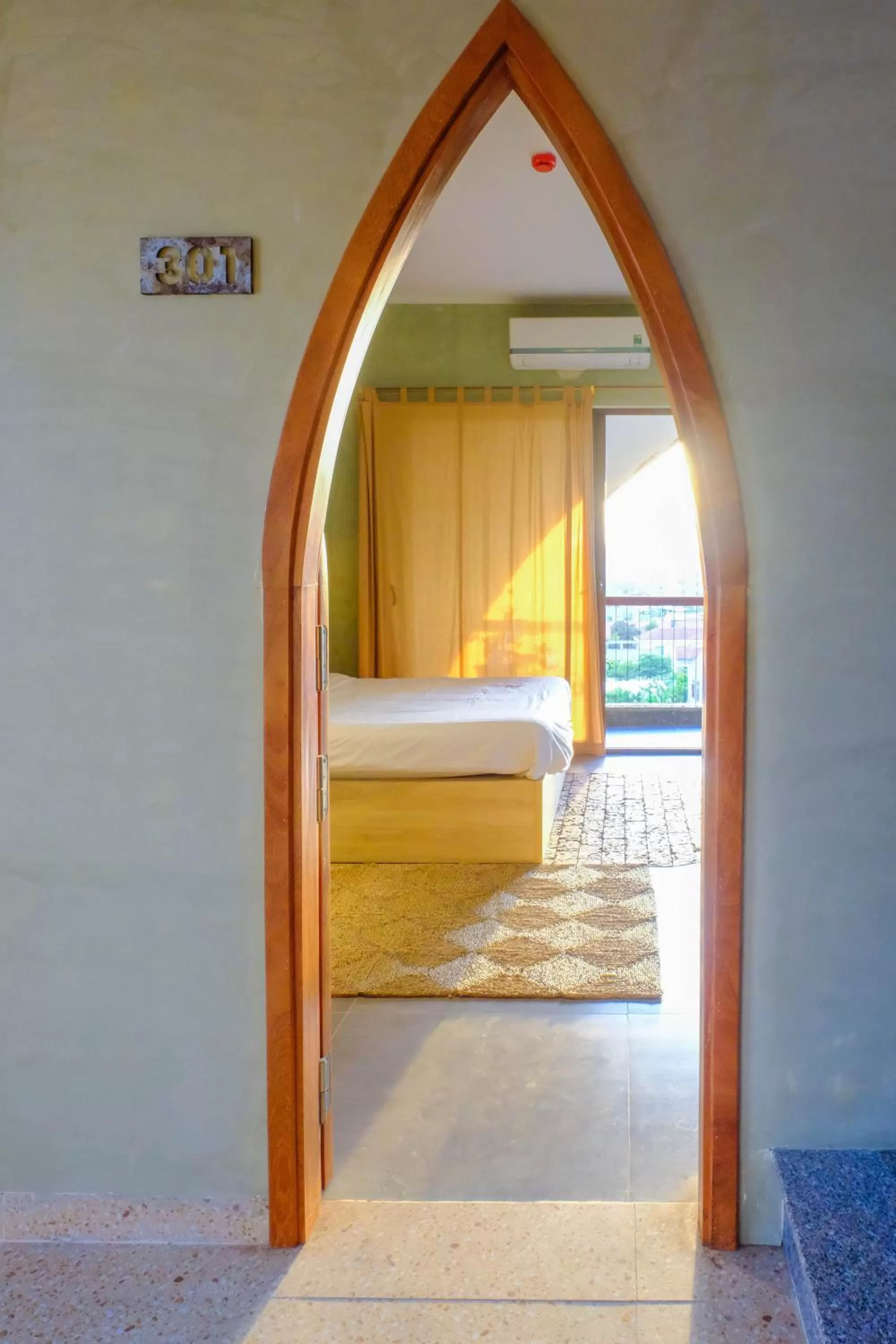 Text overlay in Eo Gió Có Homestay