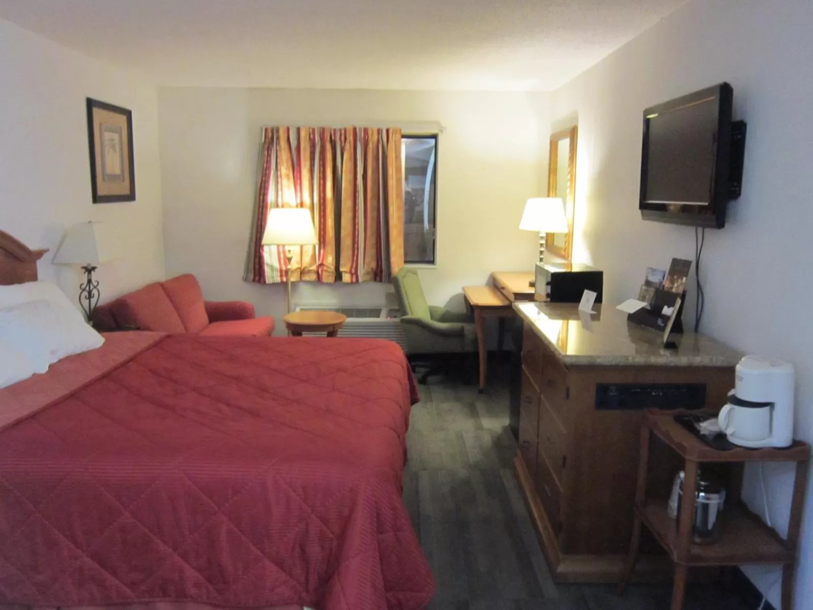 Photo of the whole room, Bed in American Inn and Suites Ionia