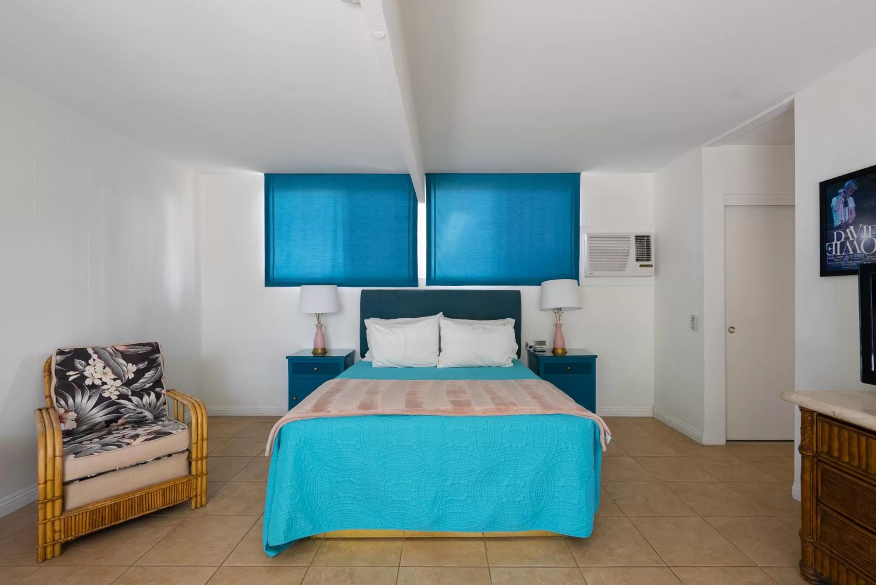 Bed in The Monkey Tree Hotel by AvantStay