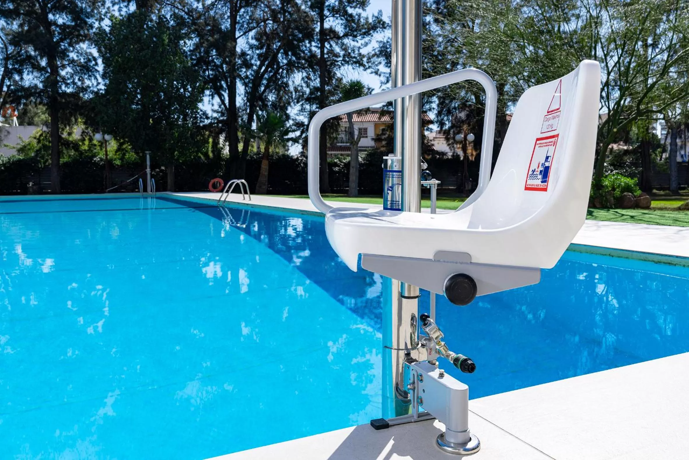 Swimming pool in Intelier Orange