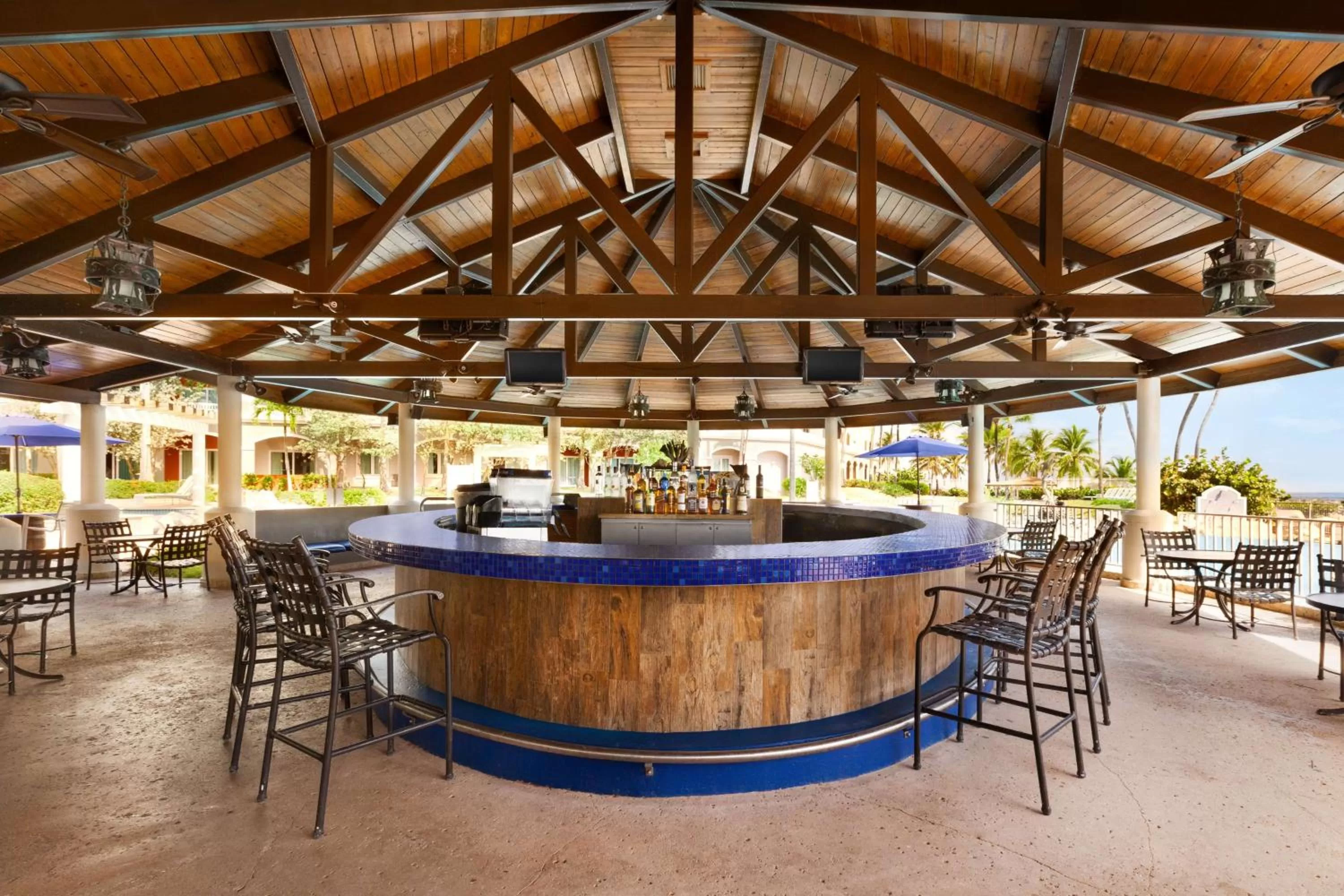 Lounge or bar in Embassy Suites by Hilton Dorado del Mar Beach Resort