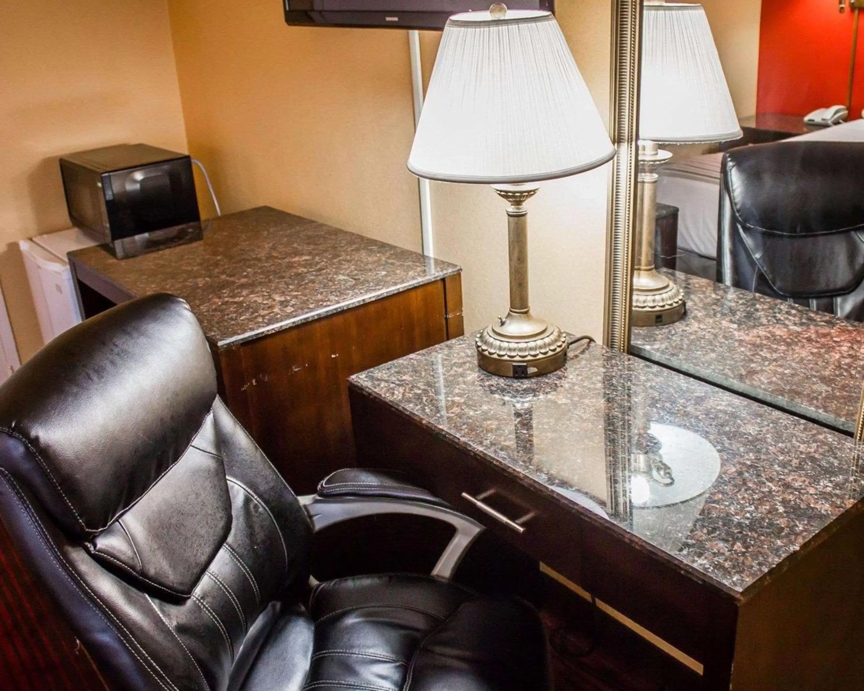 Photo of the whole room in Rodeway Inn MacArthur Airport