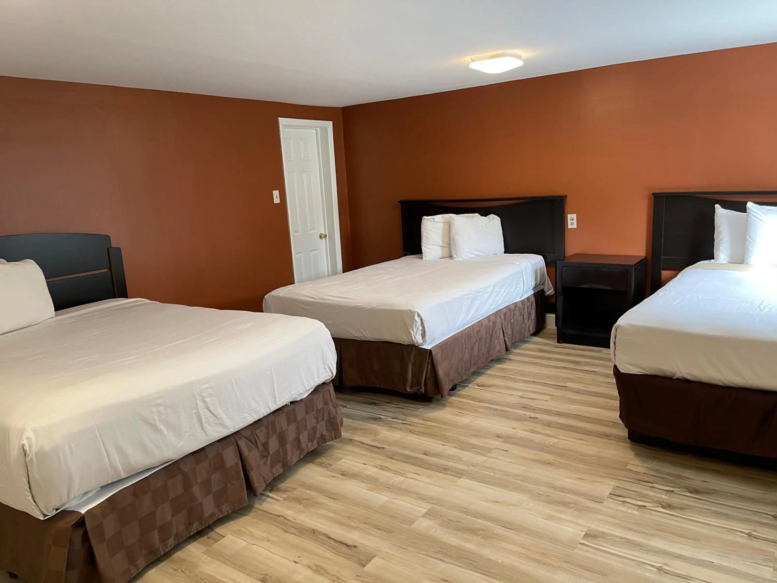 Bed in Wildwood Inn Hotel Travelodge Beach & Boardwalk