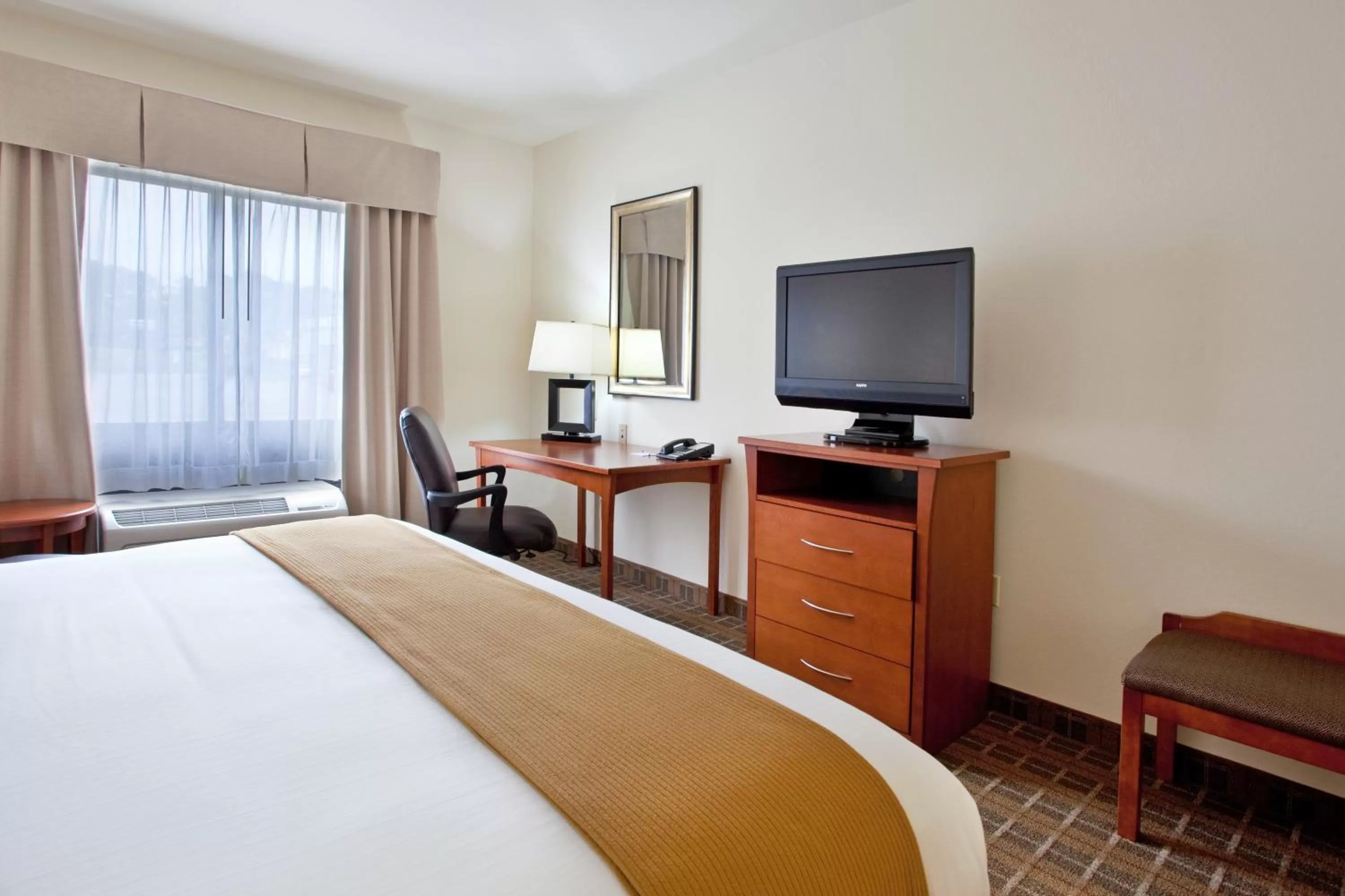 Day, Bed in Holiday Inn Express & Suites - Hardeeville-Hilton Head by IHG