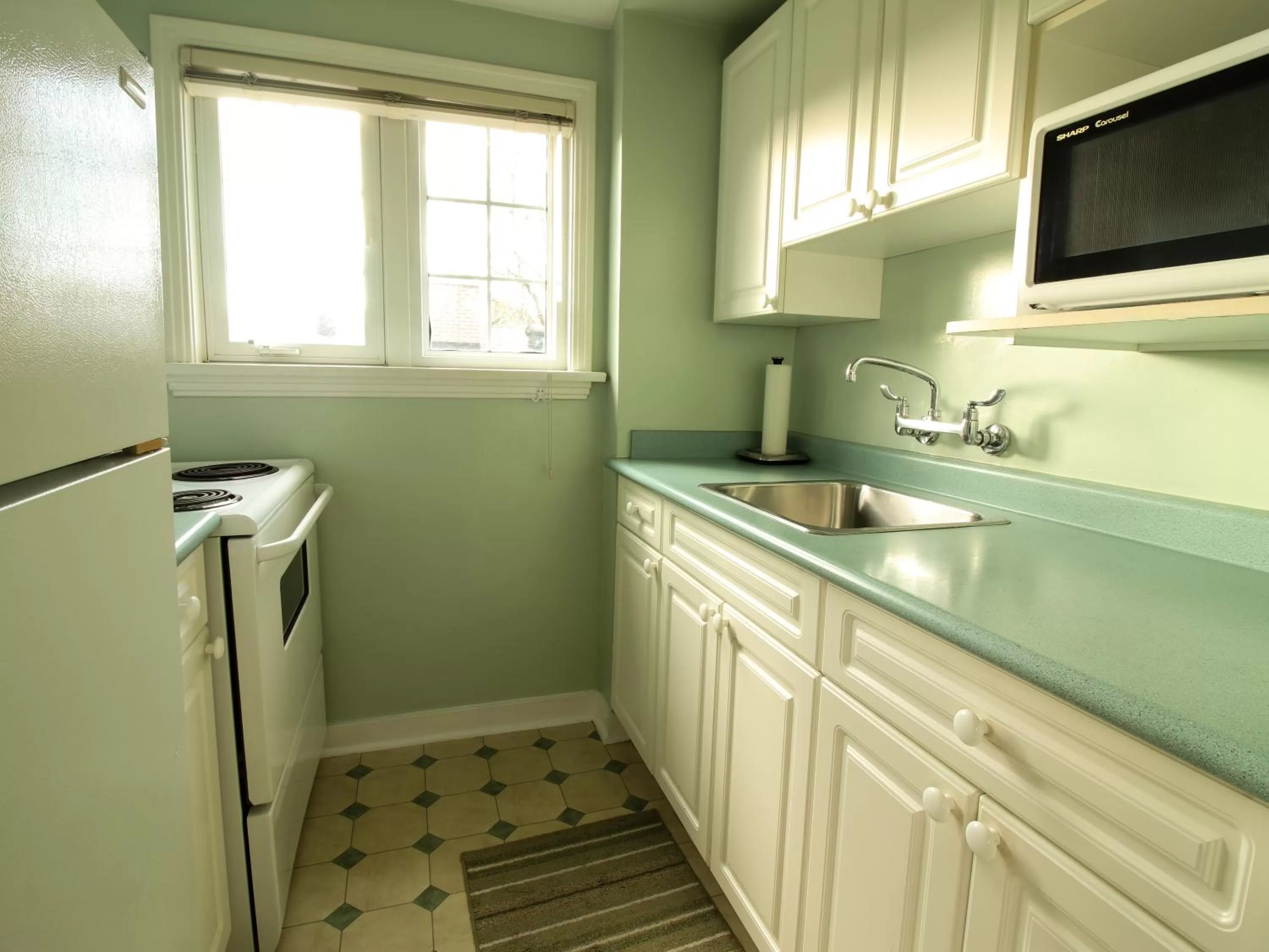 Kitchen or kitchenette in James Bay Inn Hotel, Suites & Cottage