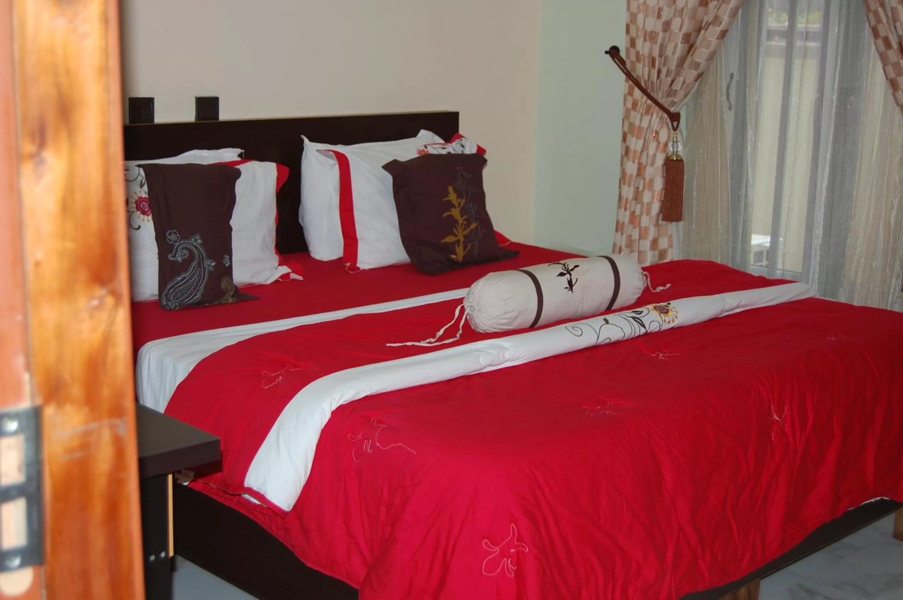 Bed in Nue-Crest Hotels & Suites