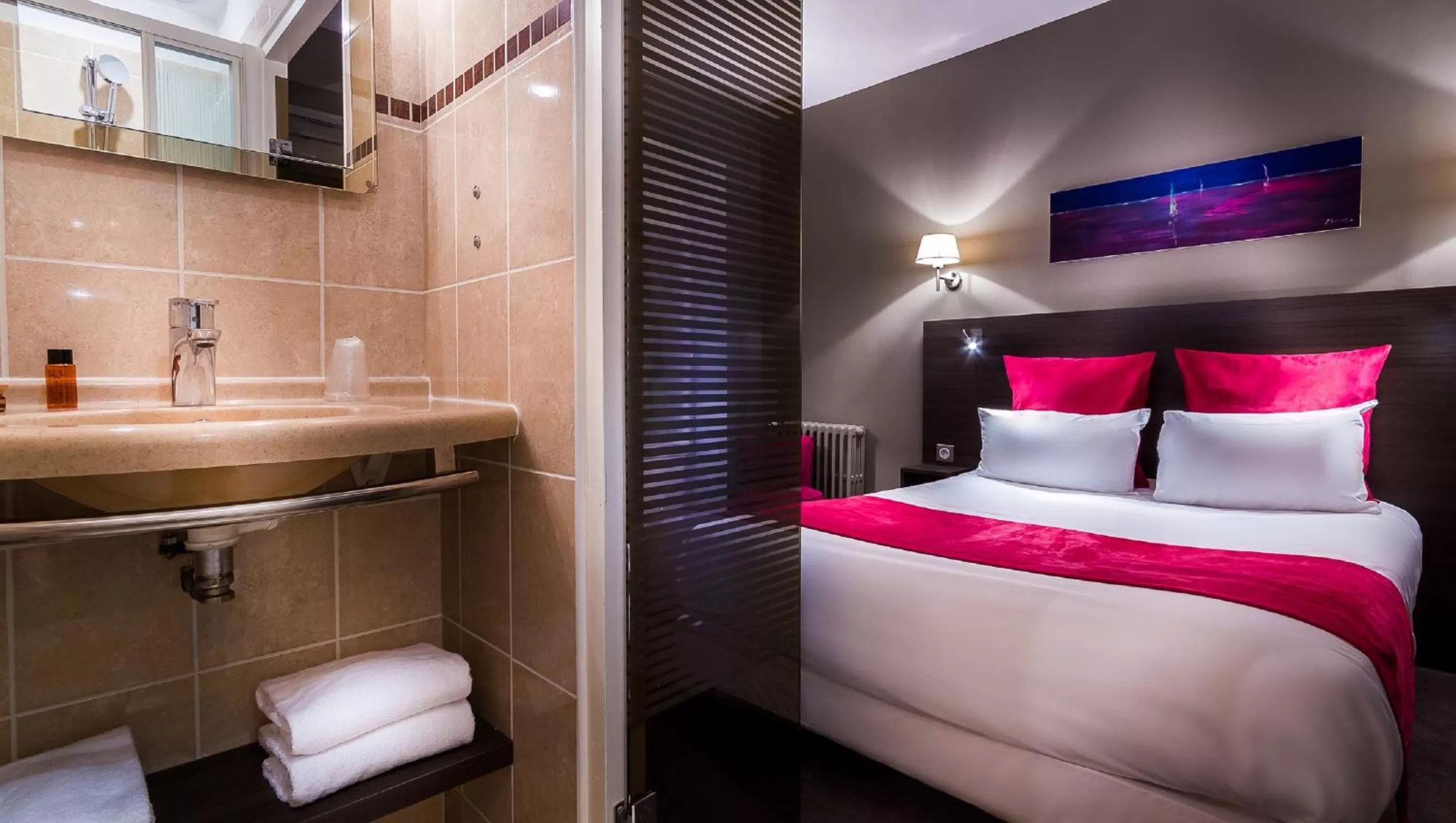 Bathroom, Bed in Hotel Des Dunes