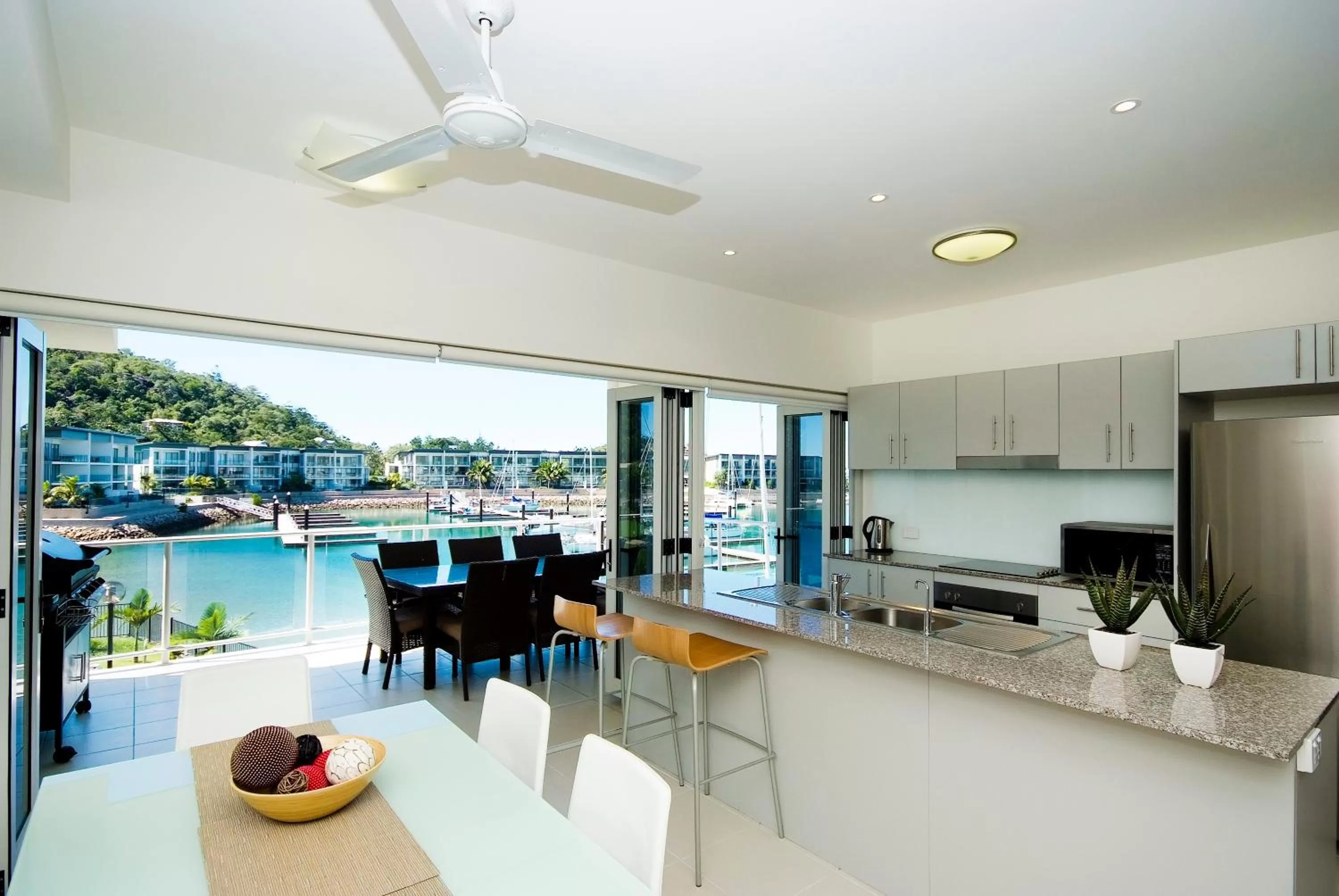 Balcony/Terrace, Restaurant/Places to Eat in Beachside Magnetic Harbour Apartments