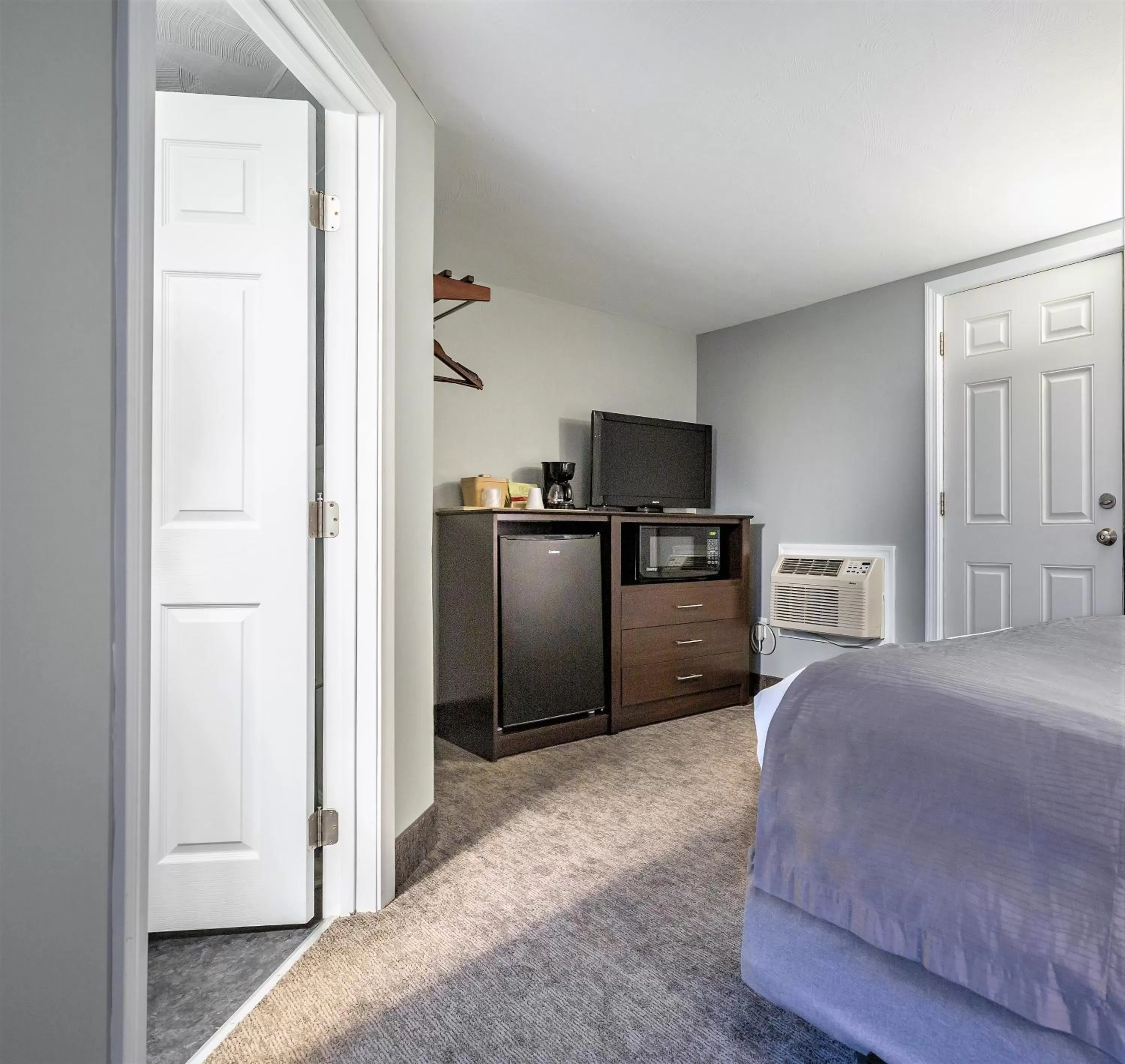 Bed in Mt. Madison Inn & Suites