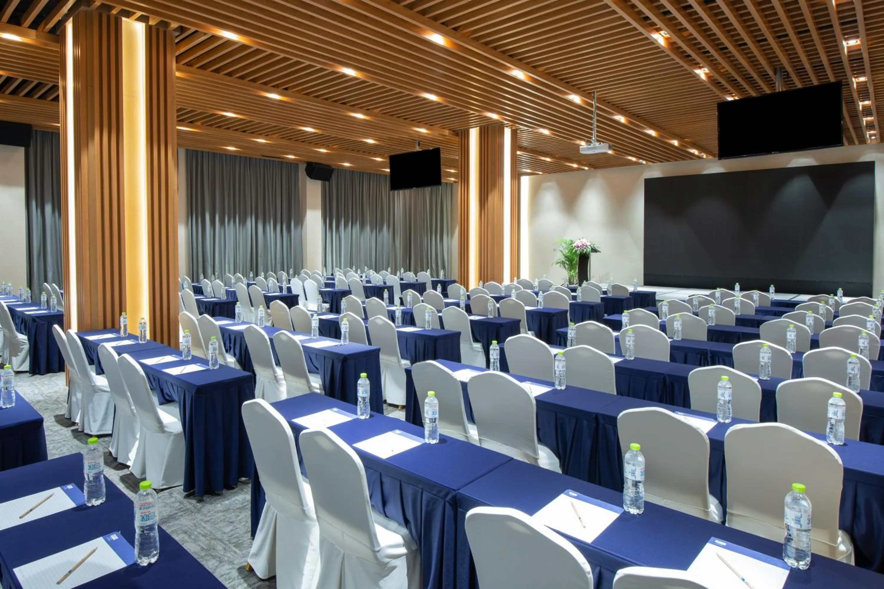 Meeting/conference room in Holiday Inn Express Chengdu Huanhuaxi by IHG-Near Jinsha Site Musem,Near Wuhou Temple Museum,Welcome drinks,Free gym,Free self-service laundry