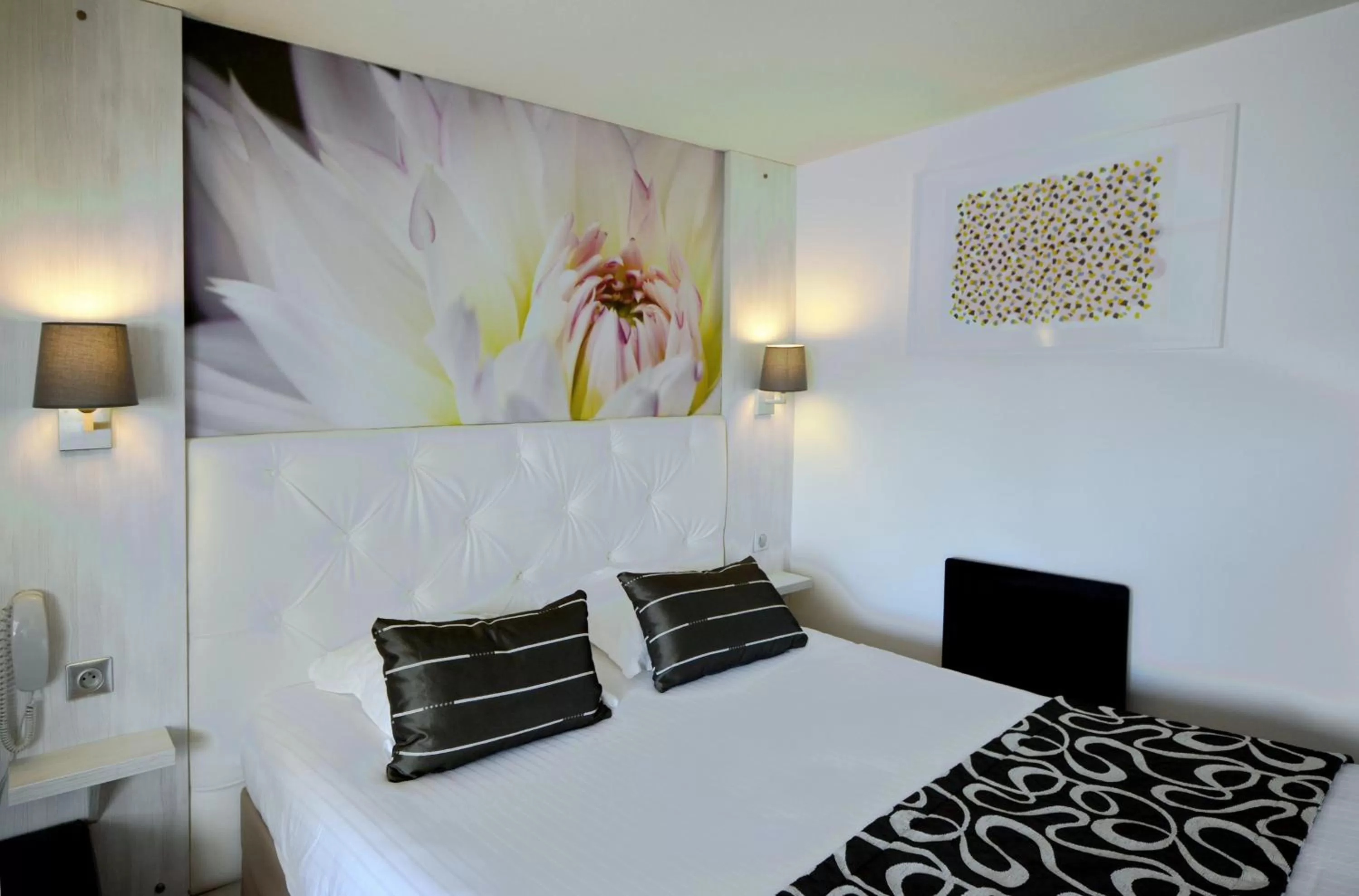 Bed in Logis - Hôtel & Restaurant des Lacs Paris Sud