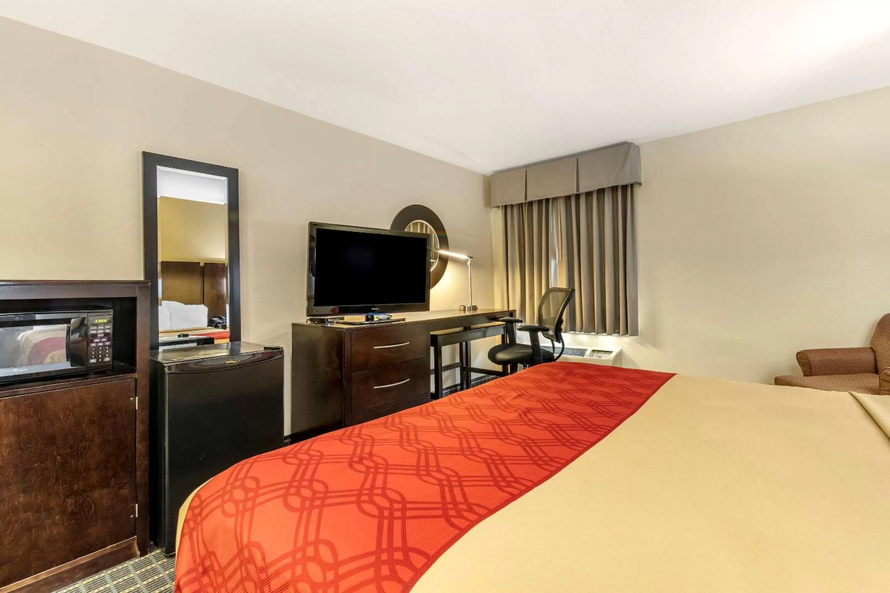 Photo of the whole room, Bed in Econo Lodge Brunswick Travel Center