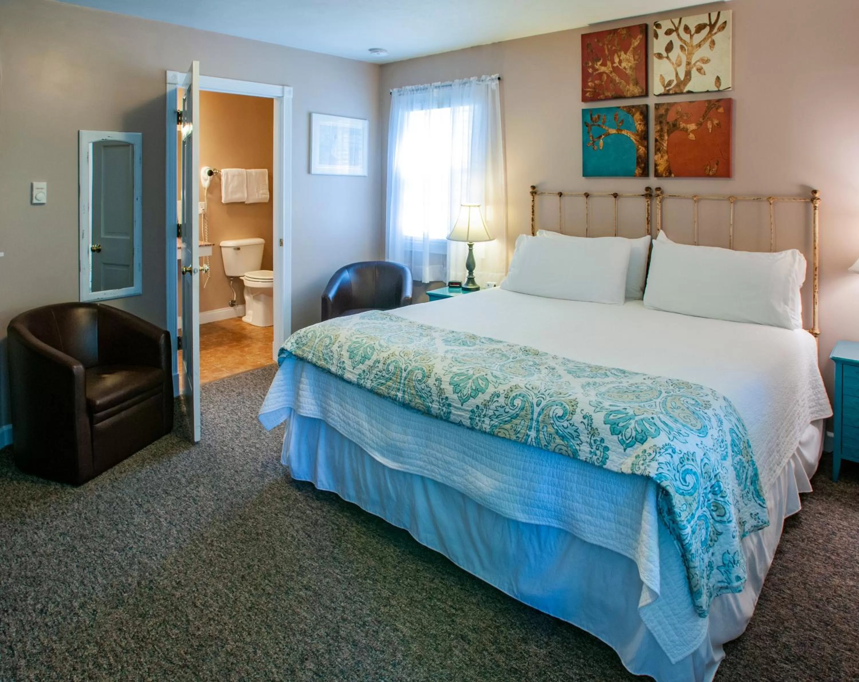 Bed in Cedar Court Inn